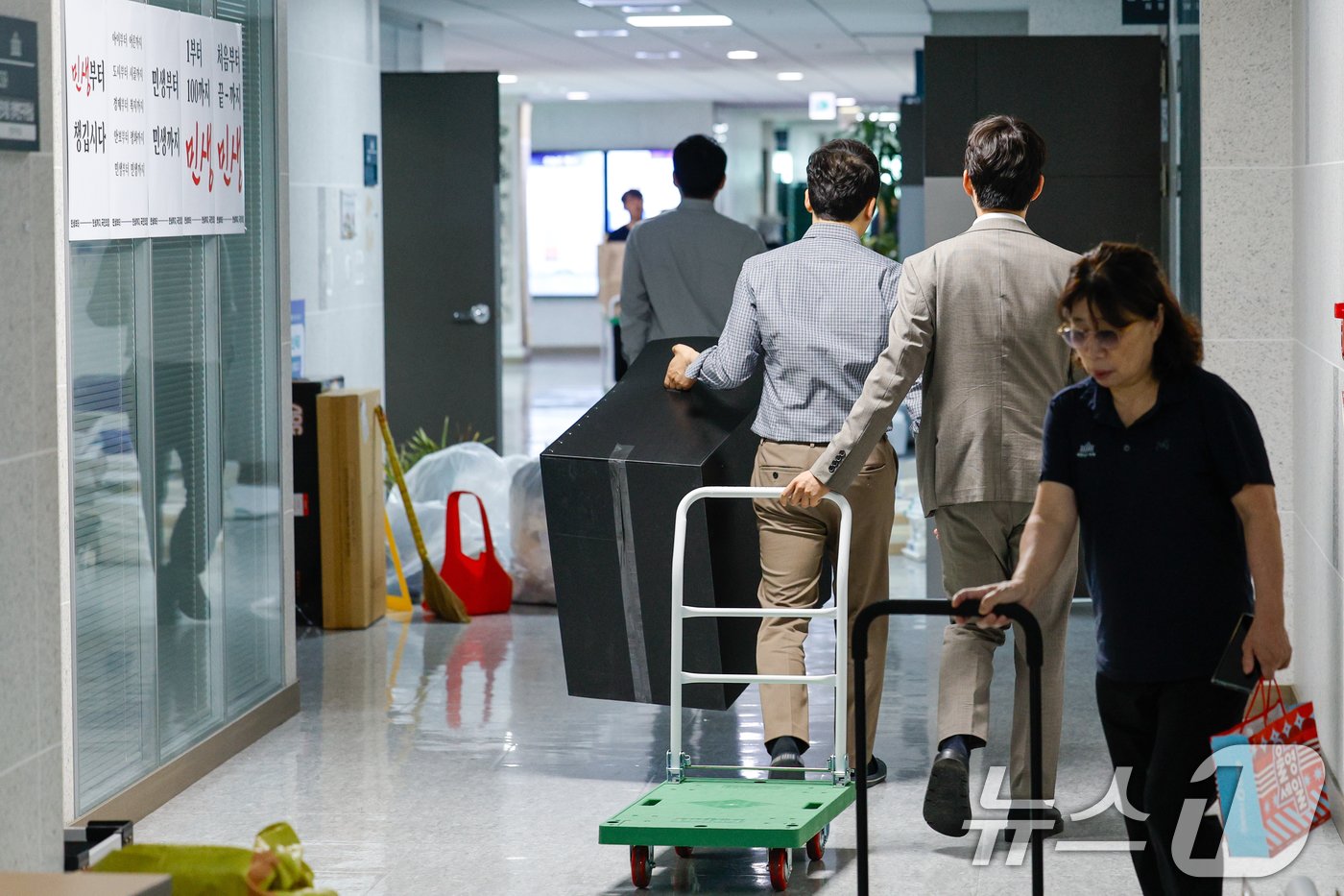 본문 이미지 - 22대 국회 개원 첫 날인 30일 서울 여의도 국회의원회관 의원실에서 관계자들이 분주히 이동하고 있다. 2024.5.30/뉴스1 ⓒ News1 안은나 기자