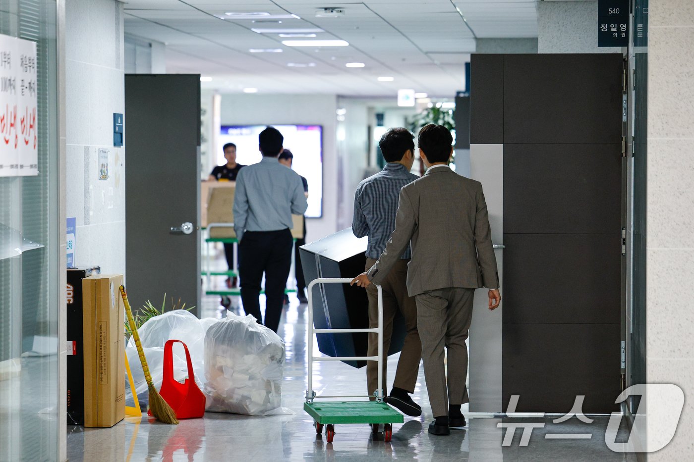 본문 이미지 - 22대 국회 개원 첫날인 30일 서울 여의도 국회의원회관 의원실에서 관계자들이 분주히 이동하고 있다. 2024.5.30/뉴스1 ⓒ News1 안은나 기자