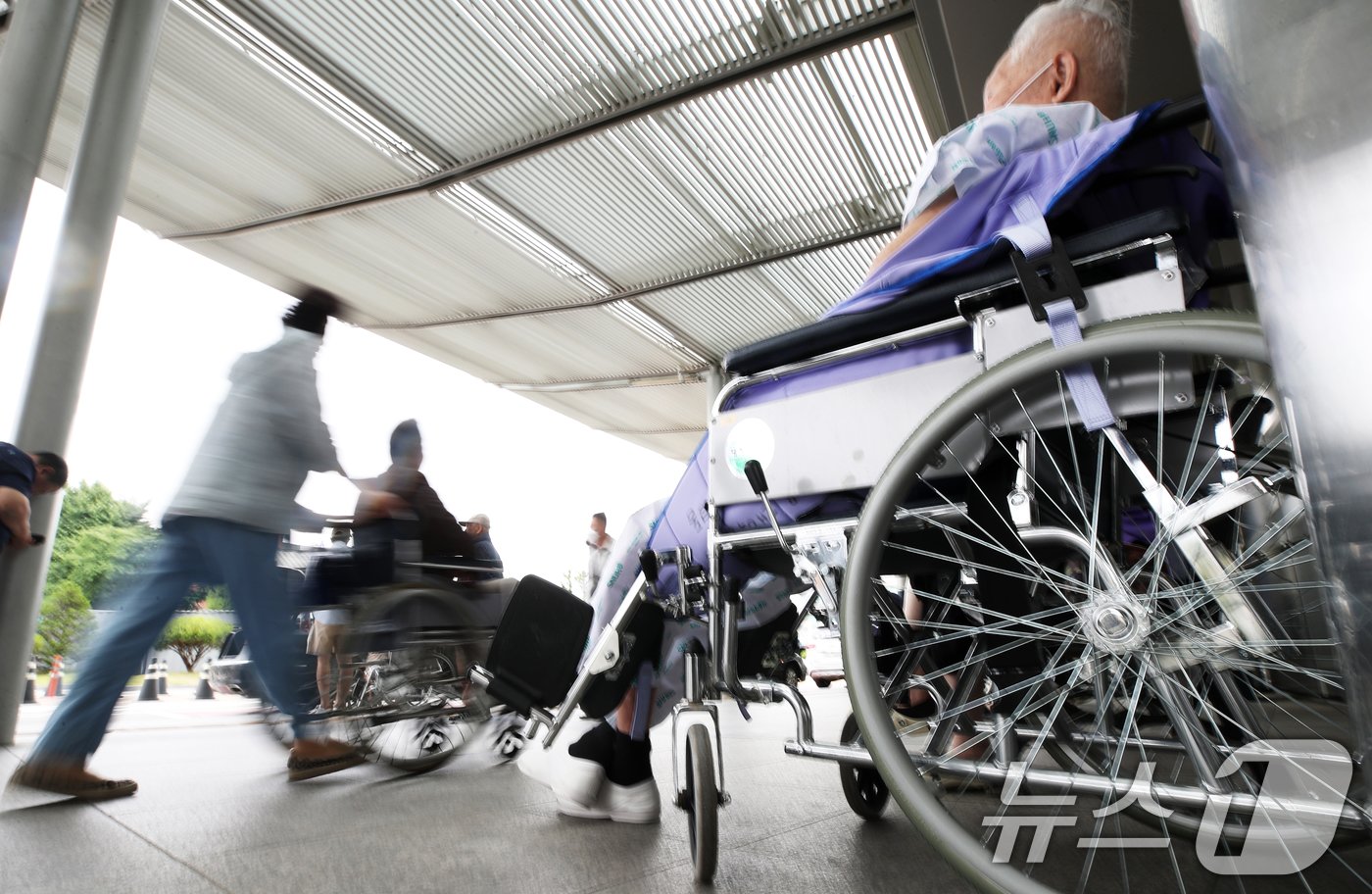 본문 이미지 - 의과대학 증원을 반영한 2025학년도 대입전형 시행계획이 최종 확정된 30일 서울 소재 대학병원에서 환자들이 분주히 오가고 있다.  2024.5.30/뉴스1 ⓒ News1 오대일 기자