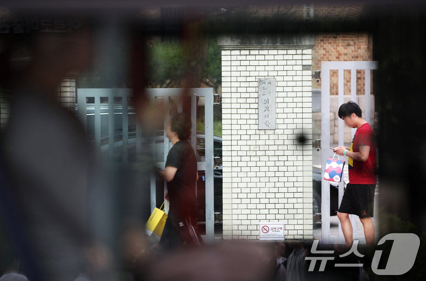 본문 이미지 - 의과대학 증원을 반영한 2025학년도 대입전형 시행계획이 최종 확정된 30일 서울 종로구 서울대 의과대학 앞을 시민들이 분주히 오가고 있다.. 2024.5.30/뉴스1 ⓒ News1 오대일 기자