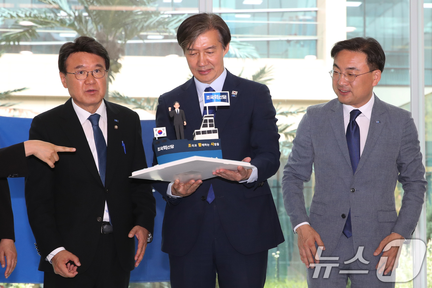 (서울=뉴스1) 이광호 기자 = 조국 조국혁신당 대표가 22대 국회 개원 첫날인 30일 오전 서울 여의도 국회 소통관에서 의원들과 공동 기자회견을 마친뒤 지지자들이 준비한 응원 케 …