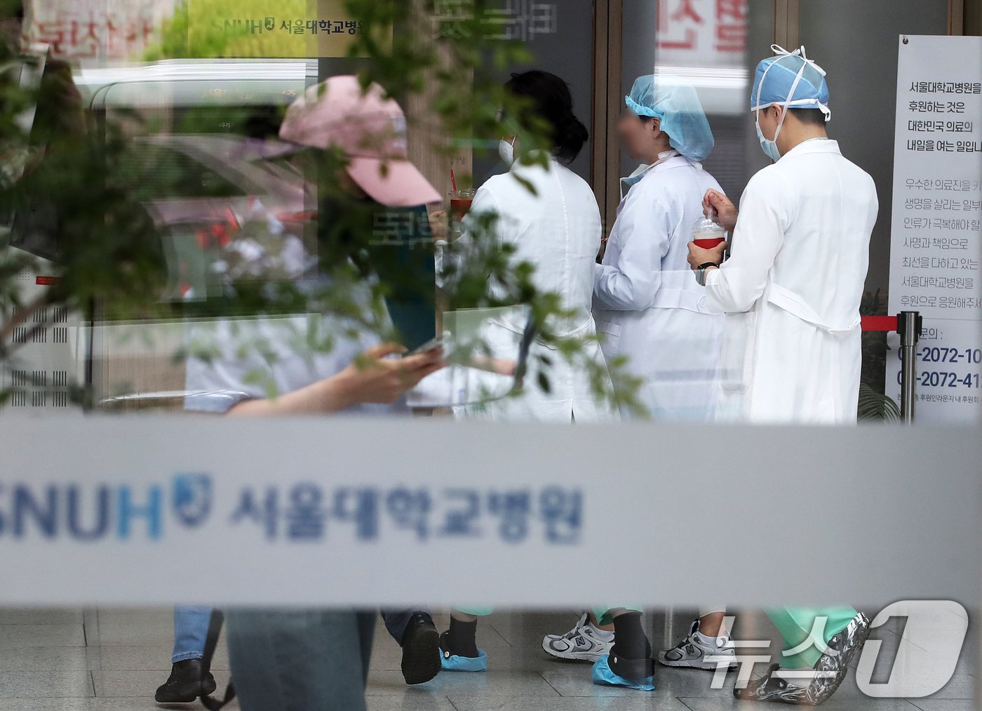 본문 이미지 - 의과대학 증원을 반영한 2025학년도 대입전형 시행계획이 최종 확정된 30일 서울 소재 대학병원에서 환자와 의료진이 분주히 오가고 있다. .2024.5.30/뉴스1 ⓒ News1 오대일 기자