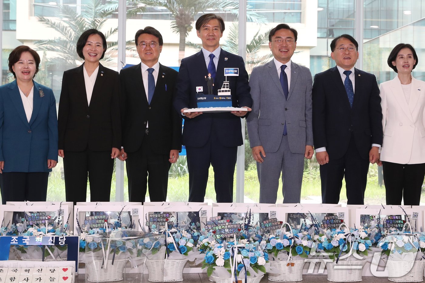 본문 이미지 - 조국 조국혁신당 대표와 의원들이 22대 국회 개원 첫날인 30일 오전 서울 여의도 국회 소통관에서 공동 기자회견을 마친뒤 지지자들이 준비한 응원 꽃바구니 앞에서 기념촬영을 하고 있다. 2024.5.30/뉴스1 ⓒ News1 이광호 기자