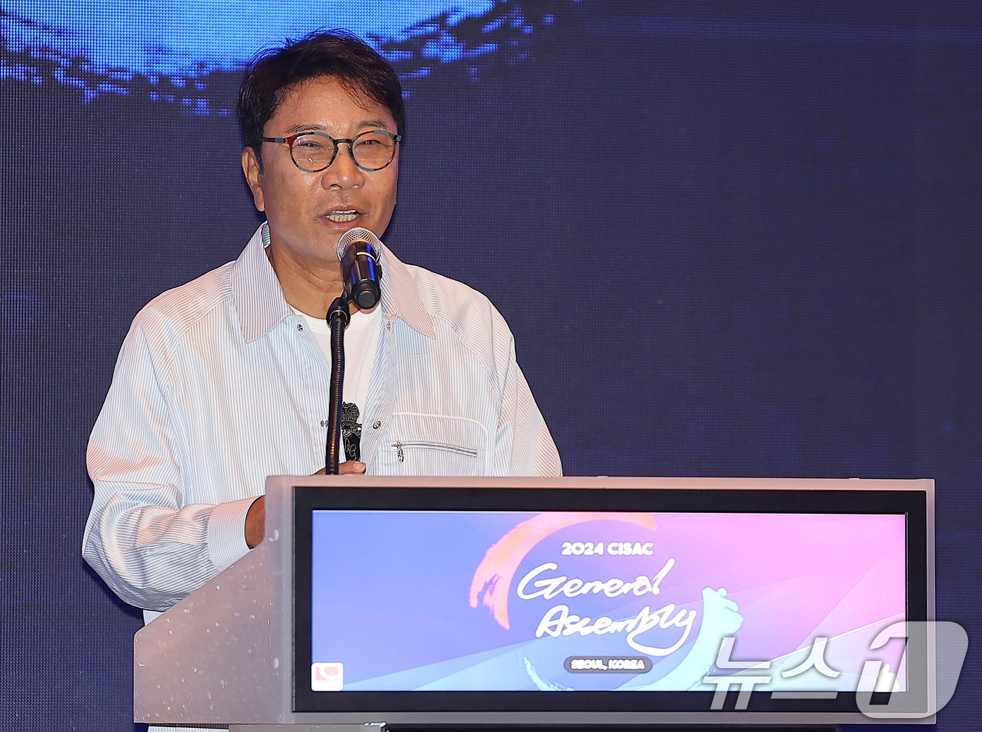 본문 이미지 - 이수만 SM엔터테인먼트 전 총괄 프로듀서가 30일 오전 서울 영등포구 여의도 콘래드호텔에서 열린 국제저작권관리단체연맹(CISAC) 세계총회에 참석해 기조연설을 하고 있다. 2024.5.30/뉴스1 ⓒ News1 김진환 기자