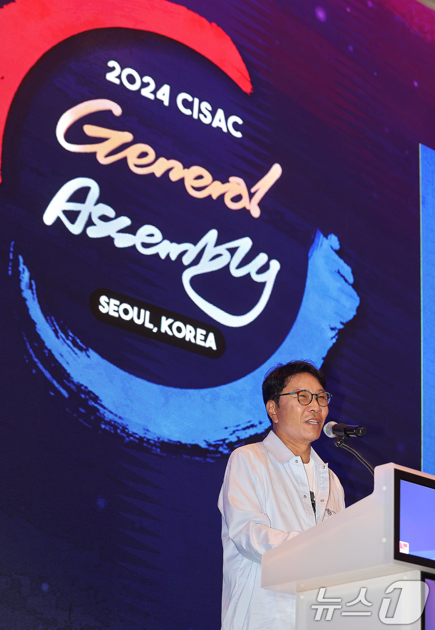 본문 이미지 - 이수만 SM엔터테인먼트 전 총괄 프로듀서가 30일 오전 서울 영등포구 여의도 콘래드호텔에서 열린 국제저작권관리단체연맹(CISAC) 세계총회에 참석해 기조연설을 하고 있다. 2024.5.30/뉴스1 ⓒ News1 김진환 기자