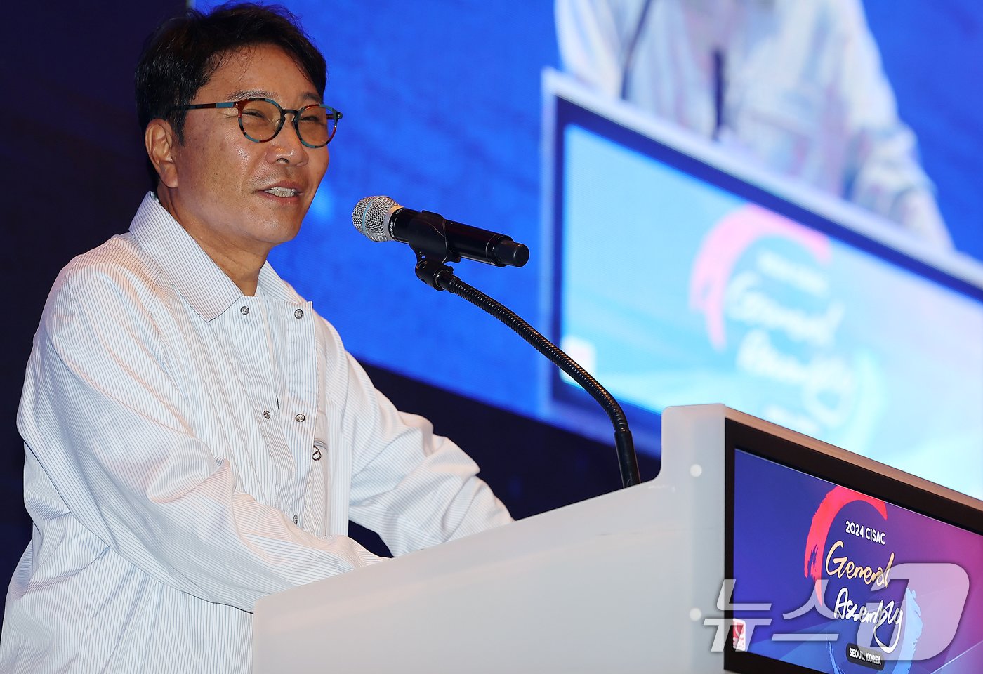 본문 이미지 - 이수만 SM엔터테인먼트 전 총괄 프로듀서가 30일 오전 서울 영등포구 여의도 콘래드호텔에서 열린 국제저작권관리단체연맹(CISAC) 세계총회에 참석해 기조연설을 하고 있다. 2024.5.30/뉴스1 ⓒ News1 김진환 기자