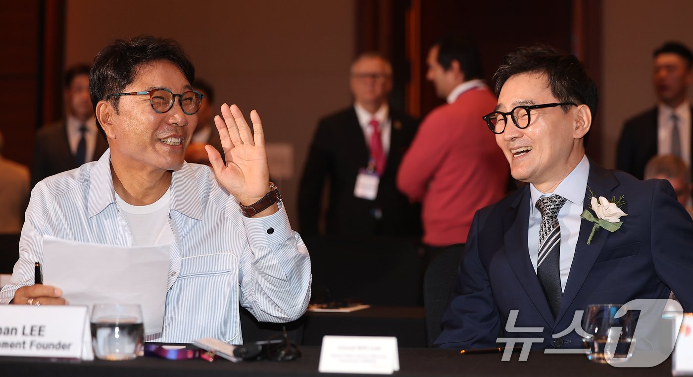 본문 이미지 - 이수만 SM엔터테인먼트 전 총괄 프로듀서가 30일 오전 서울 영등포구 여의도 콘래드호텔에서 열린 국제저작권관리단체연맹(CISAC) 세계총회에 참석해 추가열 한국음악저작권협회 회장(오른쪽)과 대화를 나누고 있다. 2024.5.30/뉴스1 ⓒ News1 김진환 기자