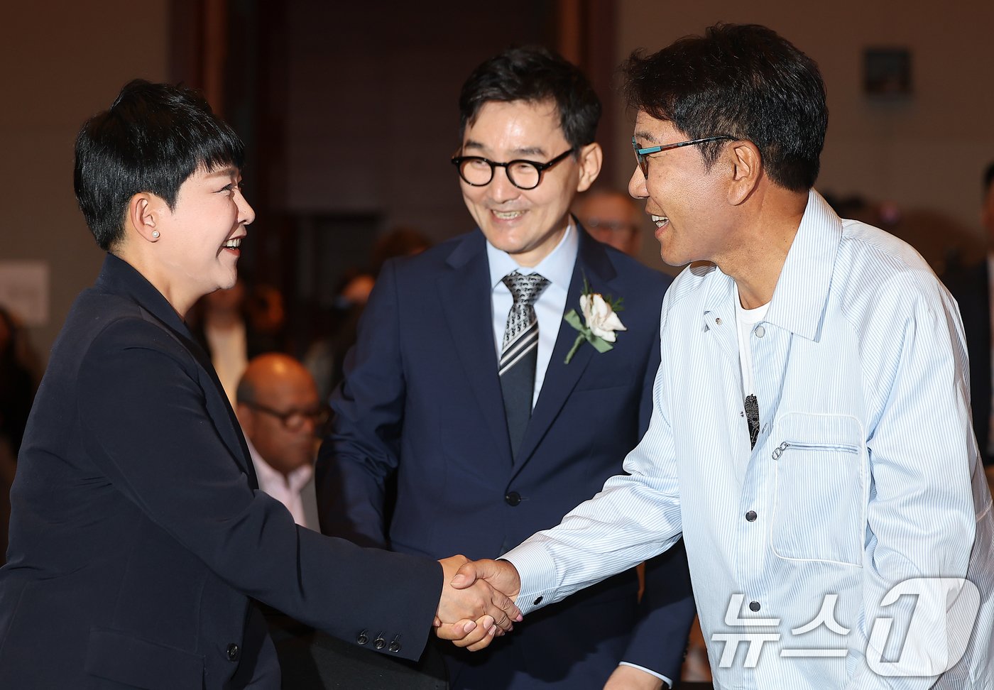 본문 이미지 - 이수만 SM엔터테인먼트 전 총괄 프로듀서가 30일 오전 서울 영등포구 여의도 콘래드호텔에서 열린 국제저작권관리단체연맹(CISAC) 세계총회에 참석해 김재원(가수 리아) 조국혁신당 의원과 인사를 나누고 있다. 2024.5.30/뉴스1 ⓒ News1 김진환 기자