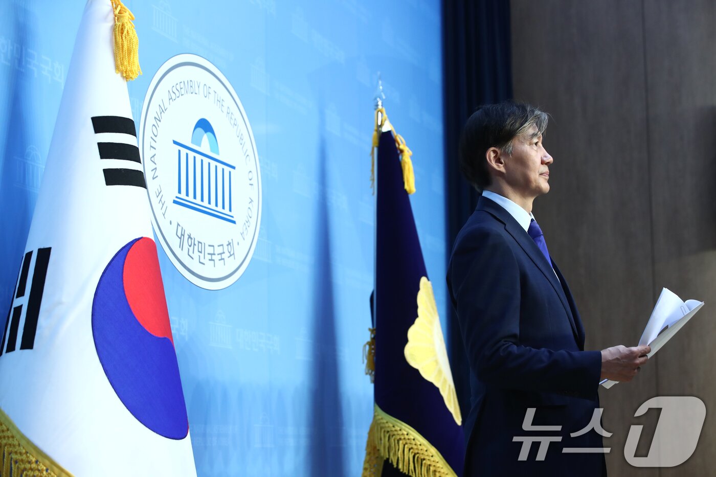 본문 이미지 - 조국 조국혁신당 대표가 30일 오전 서울 여의도 국회 소통관에서 가진 22대 국회 개원 공동기자회견에 참석해 의원들의 발언을 들으며 생각에 잠겨 있다. 2024.5.30/뉴스1 ⓒ News1 이광호 기자