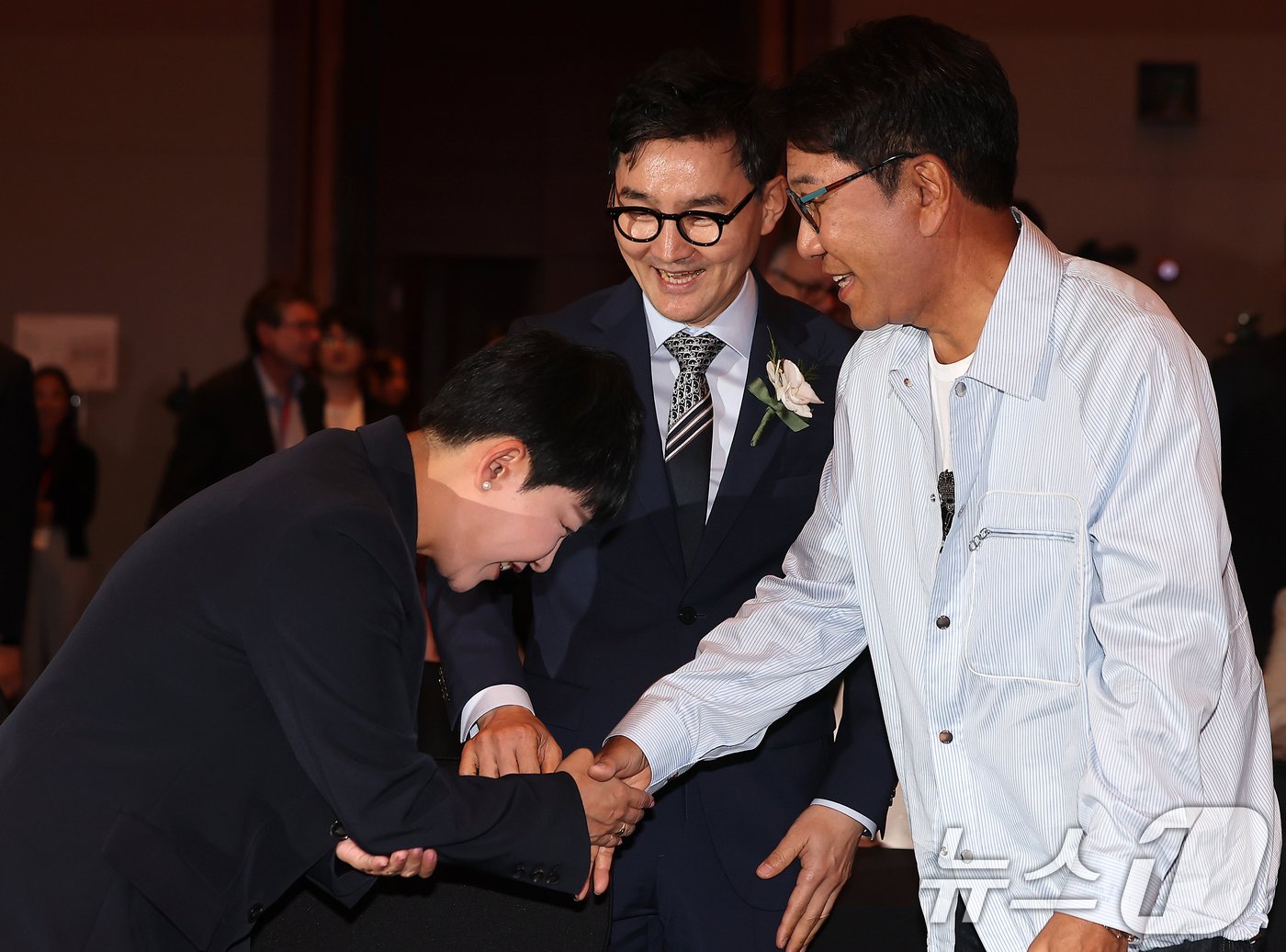 본문 이미지 - 이수만 SM엔터테인먼트 전 총괄 프로듀서가 30일 오전 서울 영등포구 여의도 콘래드호텔에서 열린 국제저작권관리단체연맹(CISAC) 세계총회에 참석해 김재원(가수 리아) 조국혁신당 의원과 인사를 나누고 있다. 2024.5.30/뉴스1 ⓒ News1 김진환 기자