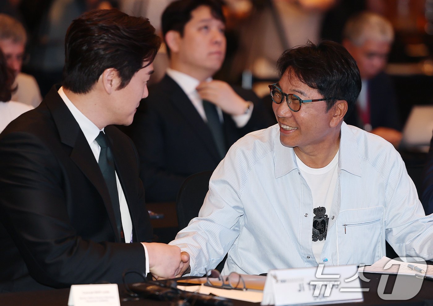 본문 이미지 - 이수만 SM엔터테인먼트 전 총괄 프로듀서가 30일 오전 서울 영등포구 여의도 콘래드호텔에서 열린 국제저작권관리단체연맹(CISAC) 세계총회에 참석해 감독 겸 배우 유지태(왼쪽)와 인사를 나누고 있다. 2024.5.30/뉴스1 ⓒ News1 김진환 기자