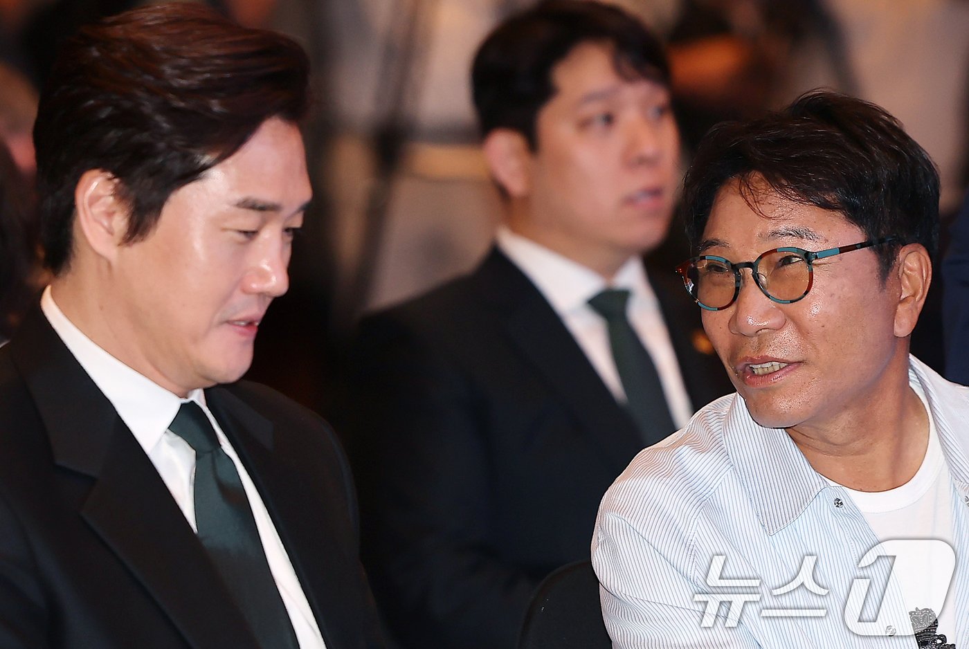 본문 이미지 - 이수만 SM엔터테인먼트 전 총괄 프로듀서가 30일 오전 서울 영등포구 여의도 콘래드호텔에서 열린 국제저작권관리단체연맹(CISAC) 세계총회에 참석해 감독 겸 배우 유지태(왼쪽)와 인사를 나누고 있다.  2024.5.30/뉴스1 ⓒ News1 김진환 기자