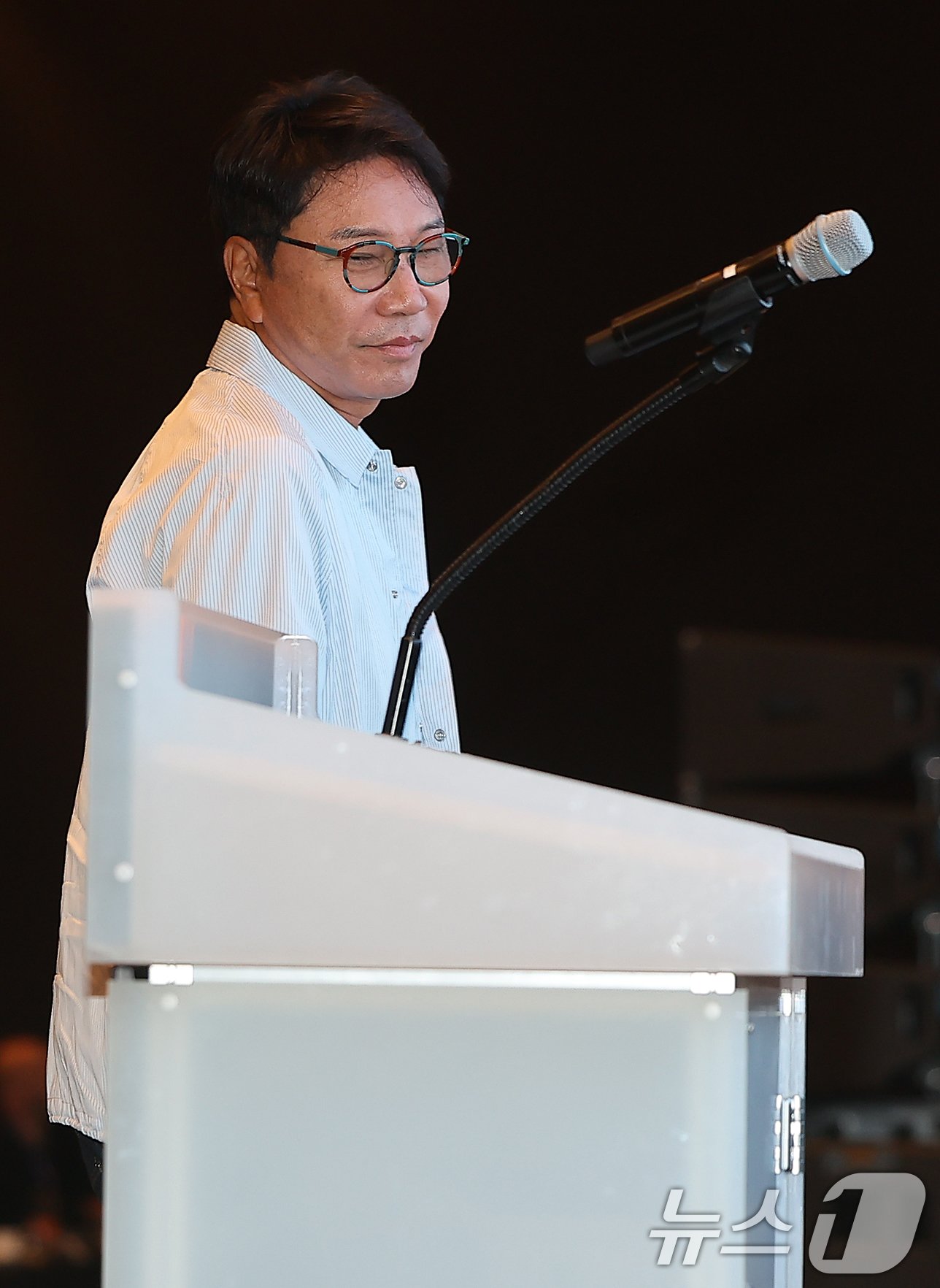 본문 이미지 - 이수만 SM엔터테인먼트 전 총괄 프로듀서가 30일 오전 서울 영등포구 여의도 콘래드호텔에서 열린 국제저작권관리단체연맹(CISAC) 세계총회에 참석해 기조연설을 위해 단상에 오르고 있다. 2024.5.30/뉴스1 ⓒ News1 김진환 기자