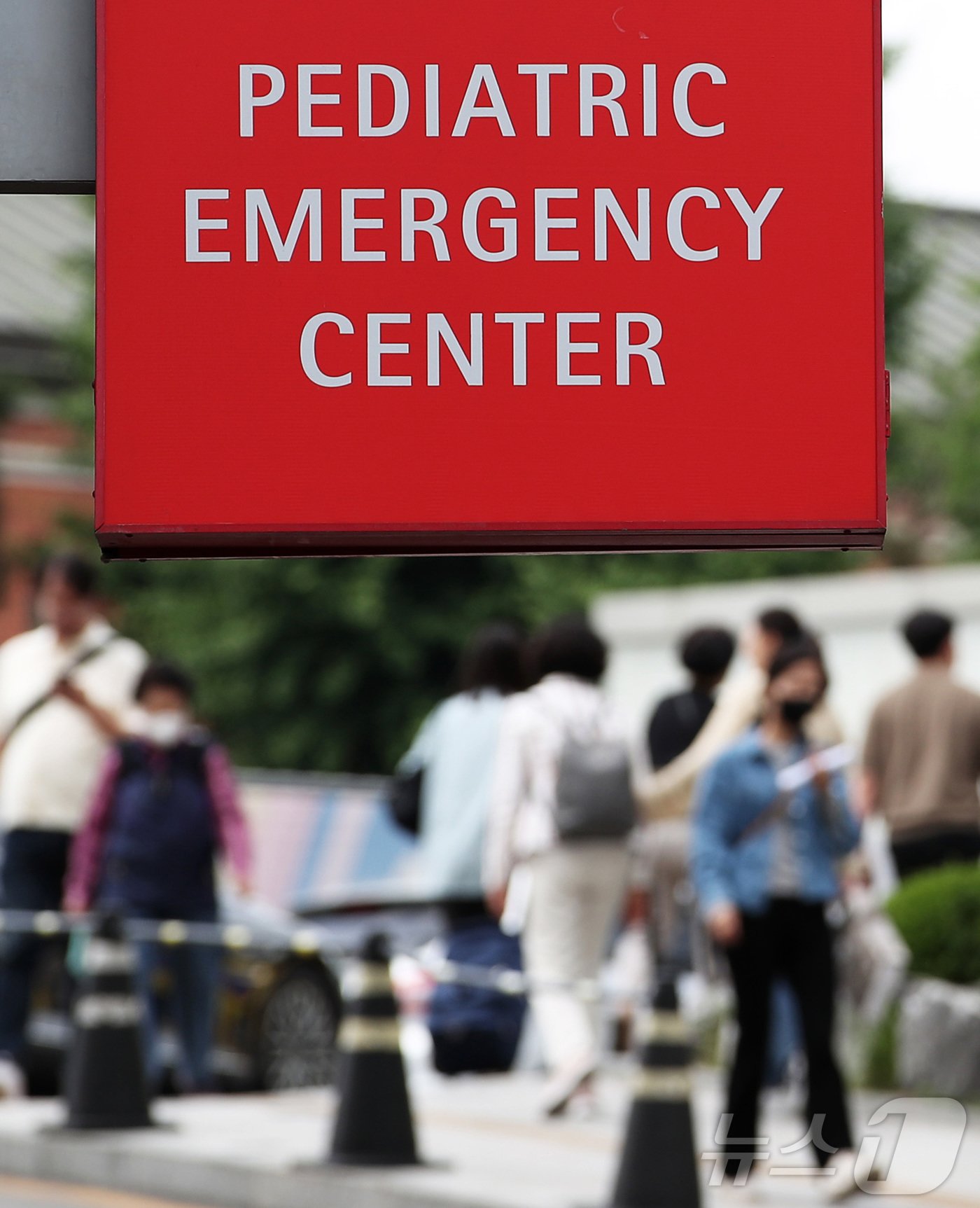 본문 이미지 - 의과대학 증원을 반영한 2025학년도 대입전형 시행계획이 최종 확정 발표된 30일 서울 소재 대학병원에서 환자와 의료진이 이동하고 있다.  2024.5.30/뉴스1 ⓒ News1 오대일 기자