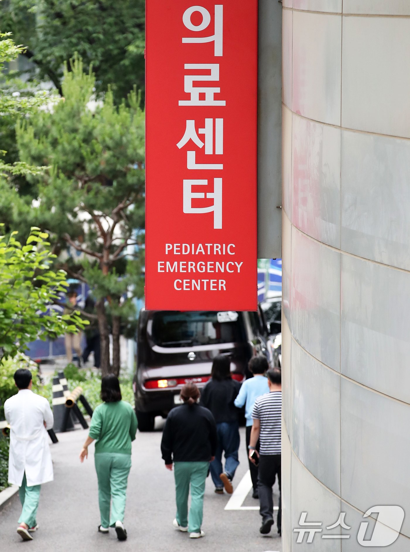 본문 이미지 - 의과대학 증원을 반영한 2025학년도 대입전형 시행계획이 최종 확정 발표된 30일 서울 소재 대학병원에서 환자와 의료진이 분주히 오가고 있다.  2024.5.30/뉴스1 ⓒ News1 오대일 기자