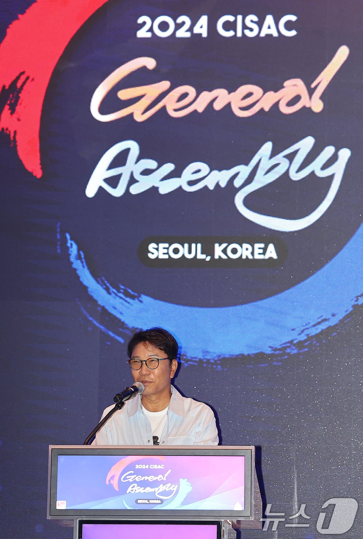 본문 이미지 - 이수만 SM엔터테인먼트 전 총괄 프로듀서가 30일 오전 서울 영등포구 여의도 콘래드호텔에서 열린 국제저작권관리단체연맹(CISAC) 세계총회에 참석해 기조연설을 하고 있다. 2024.5.30/뉴스1 ⓒ News1 김진환 기자