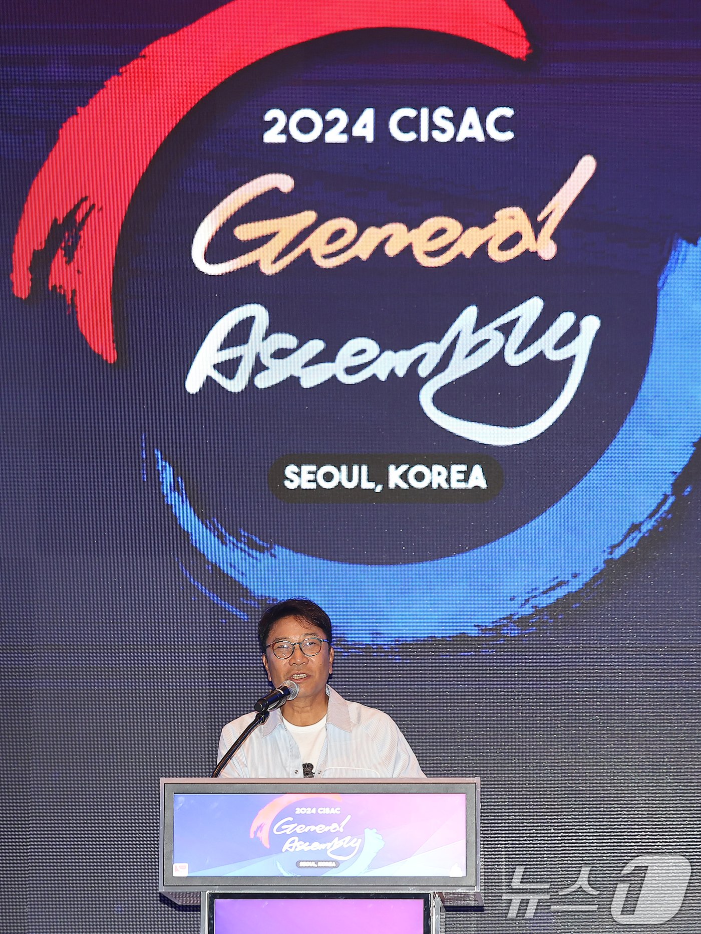 본문 이미지 - 이수만 SM엔터테인먼트 전 총괄 프로듀서가 30일 오전 서울 영등포구 여의도 콘래드호텔에서 열린 국제저작권관리단체연맹(CISAC) 세계총회에 참석해 기조연설을 하고 있다. 2024.5.30/뉴스1 ⓒ News1 김진환 기자