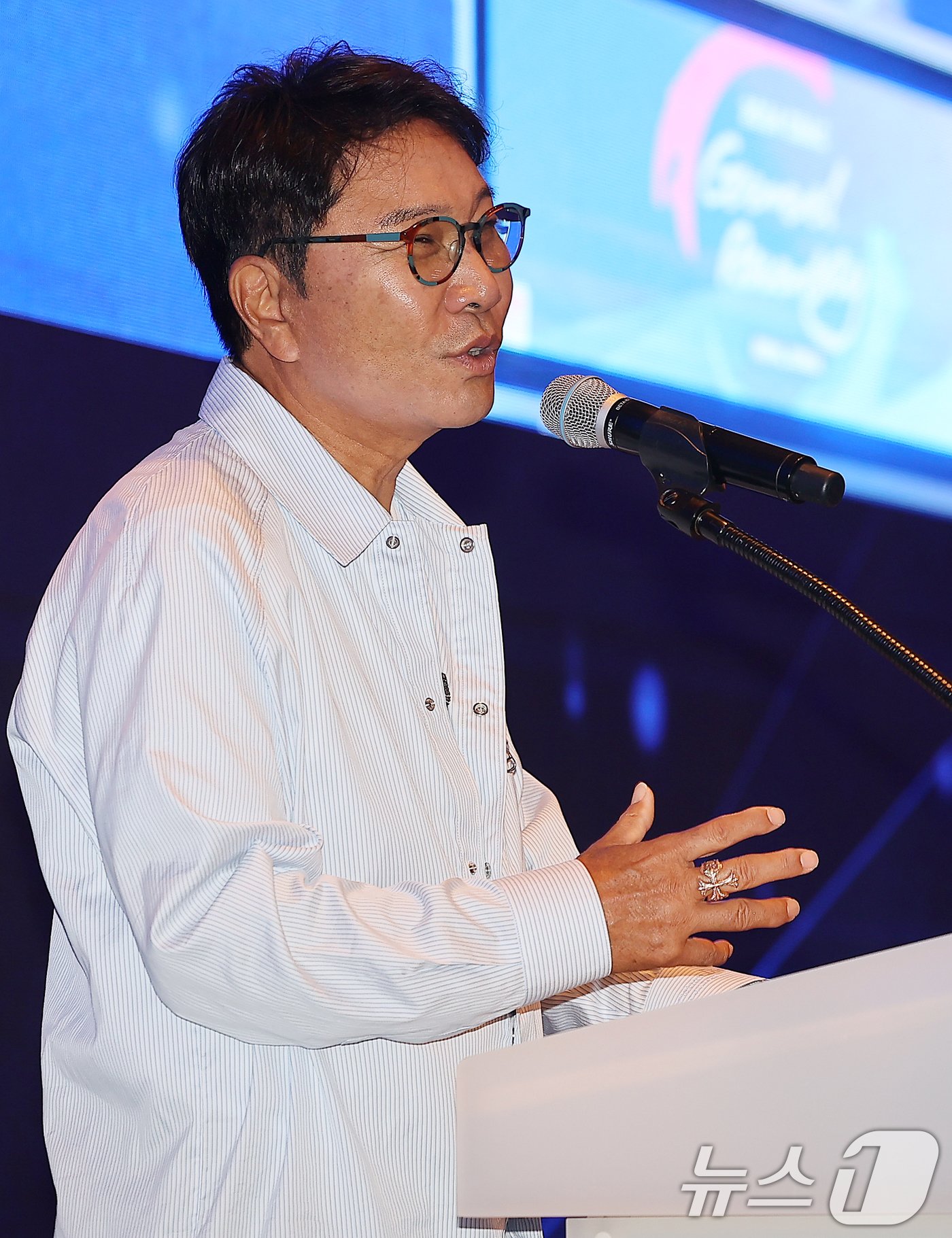 본문 이미지 - 이수만 SM엔터테인먼트 전 총괄 프로듀서가 30일 오전 서울 영등포구 여의도 콘래드호텔에서 열린 국제저작권관리단체연맹(CISAC) 세계총회에 참석해 기조연설을 하고 있다. 2024.5.30/뉴스1 ⓒ News1 김진환 기자