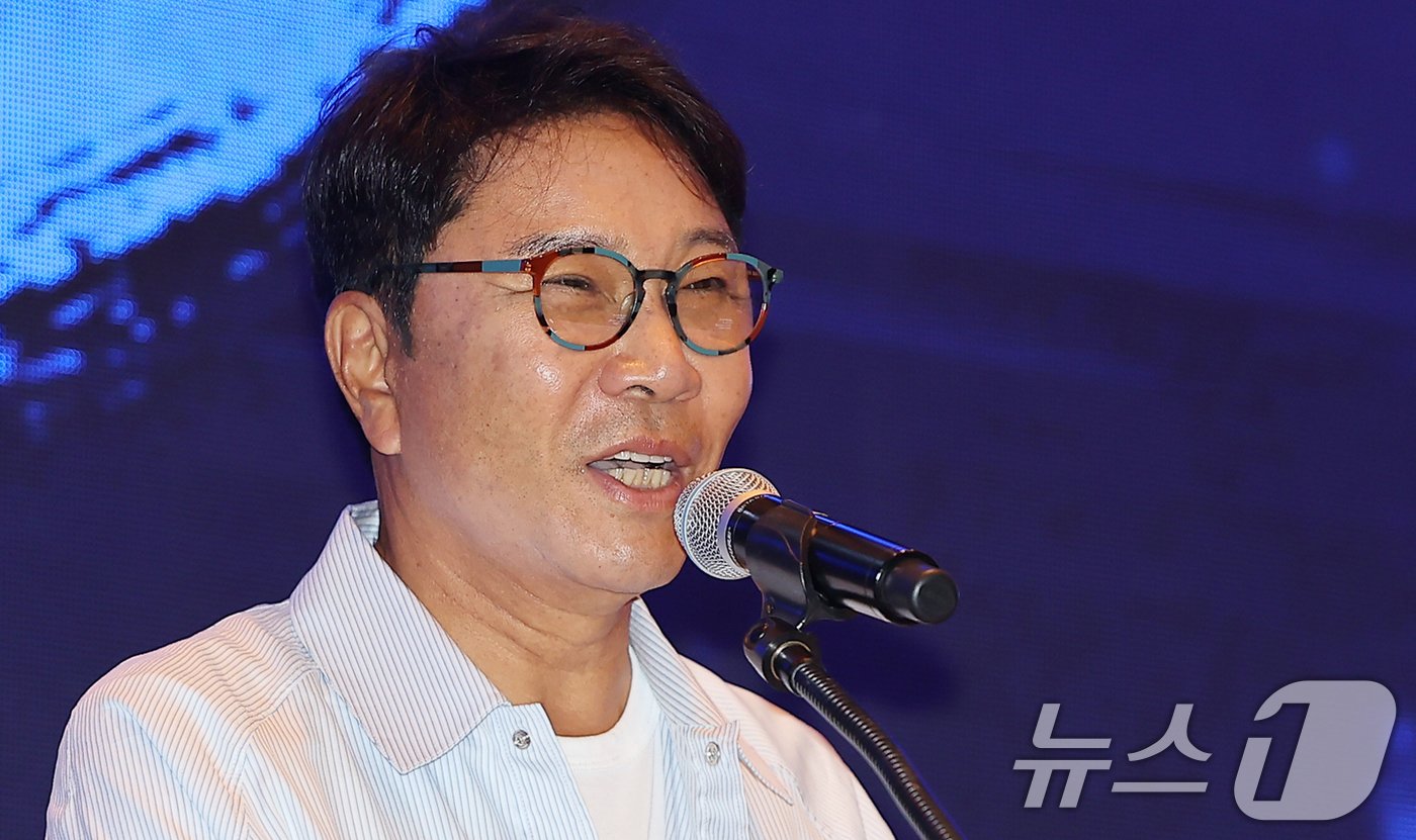 본문 이미지 - 이수만 SM엔터테인먼트 전 총괄 프로듀서가 30일 오전 서울 영등포구 여의도 콘래드호텔에서 열린 국제저작권관리단체연맹(CISAC) 세계총회에 참석해 기조연설을 하고 있다. 2024.5.30/뉴스1 ⓒ News1 김진환 기자