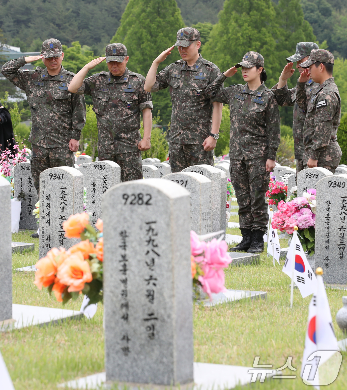 (대전=뉴스1) 김기태 기자 = 공군기상단 부사관들이 6월 호국보훈의 달을 앞두고 30일 오전 대전 유성구 국립대전현충원에서 묘역에 거수경례를 하고 있다. 2024.5.30/뉴스1 …