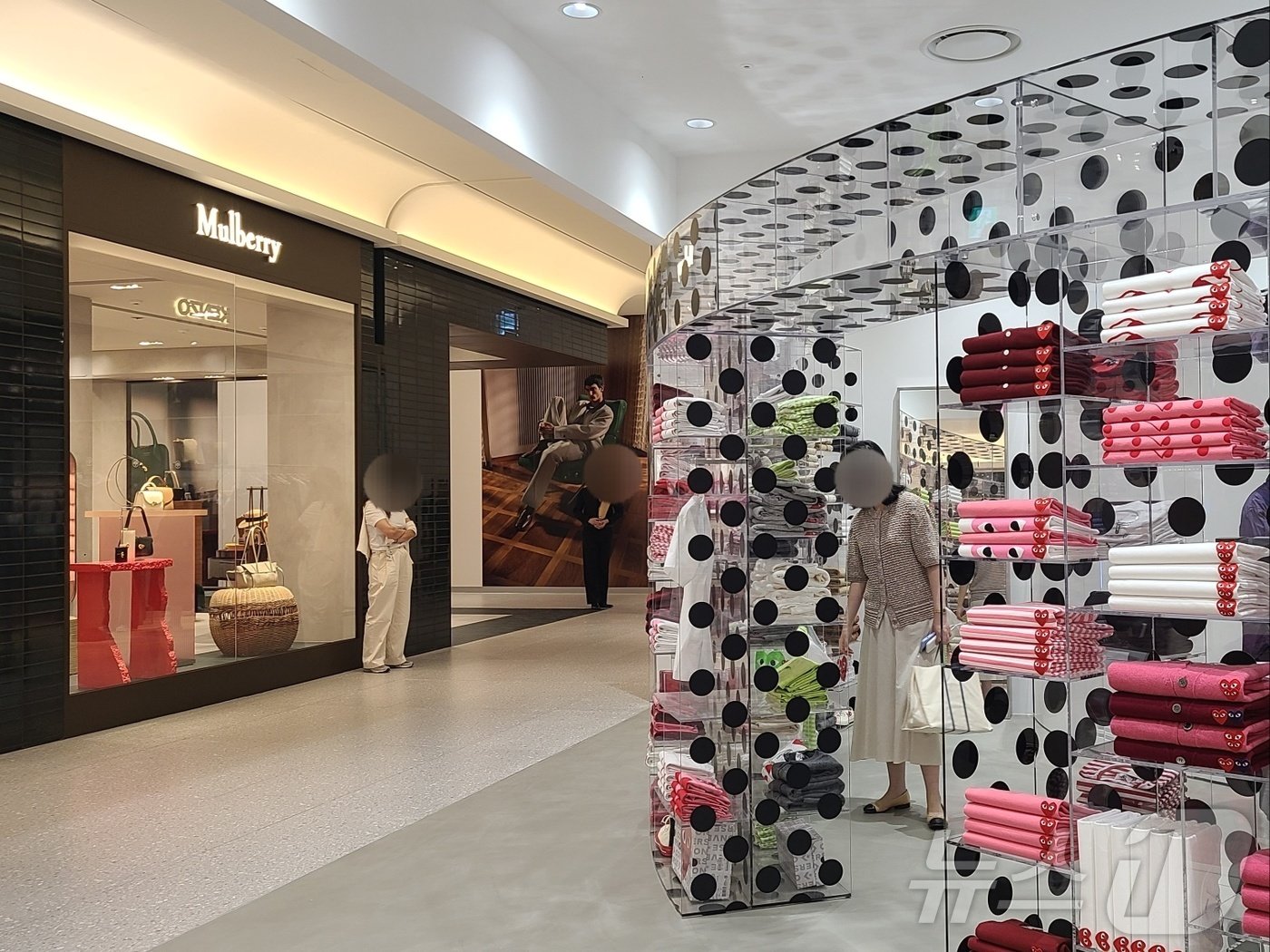 본문 이미지 - 멀버리, 꼼데가르송포켓 매장. 2024.5.30/뉴스1 ⓒ News1