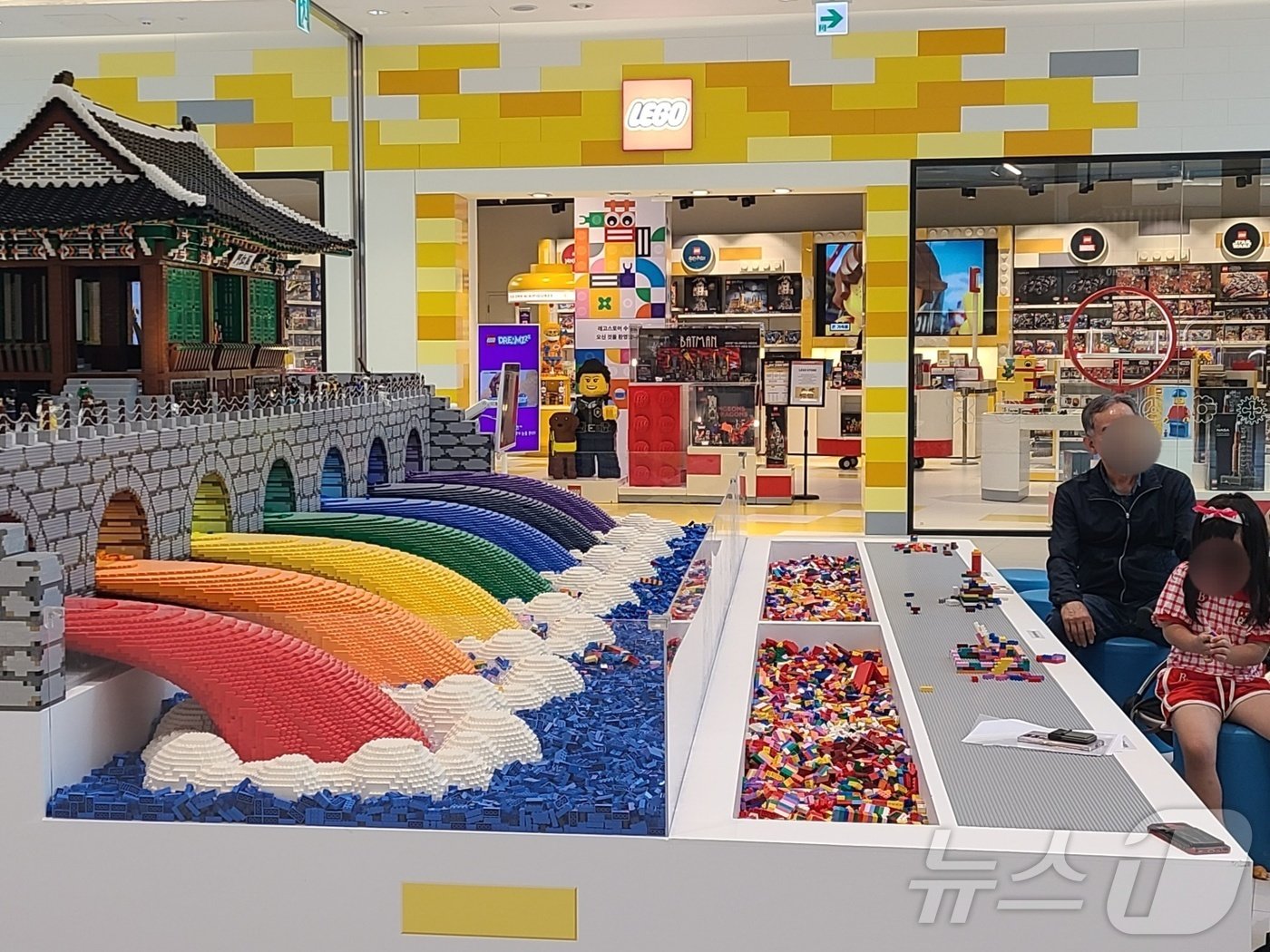 본문 이미지 - 레고 스토어 앞 체험존. 2024.5.30/뉴스1 ⓒ News1