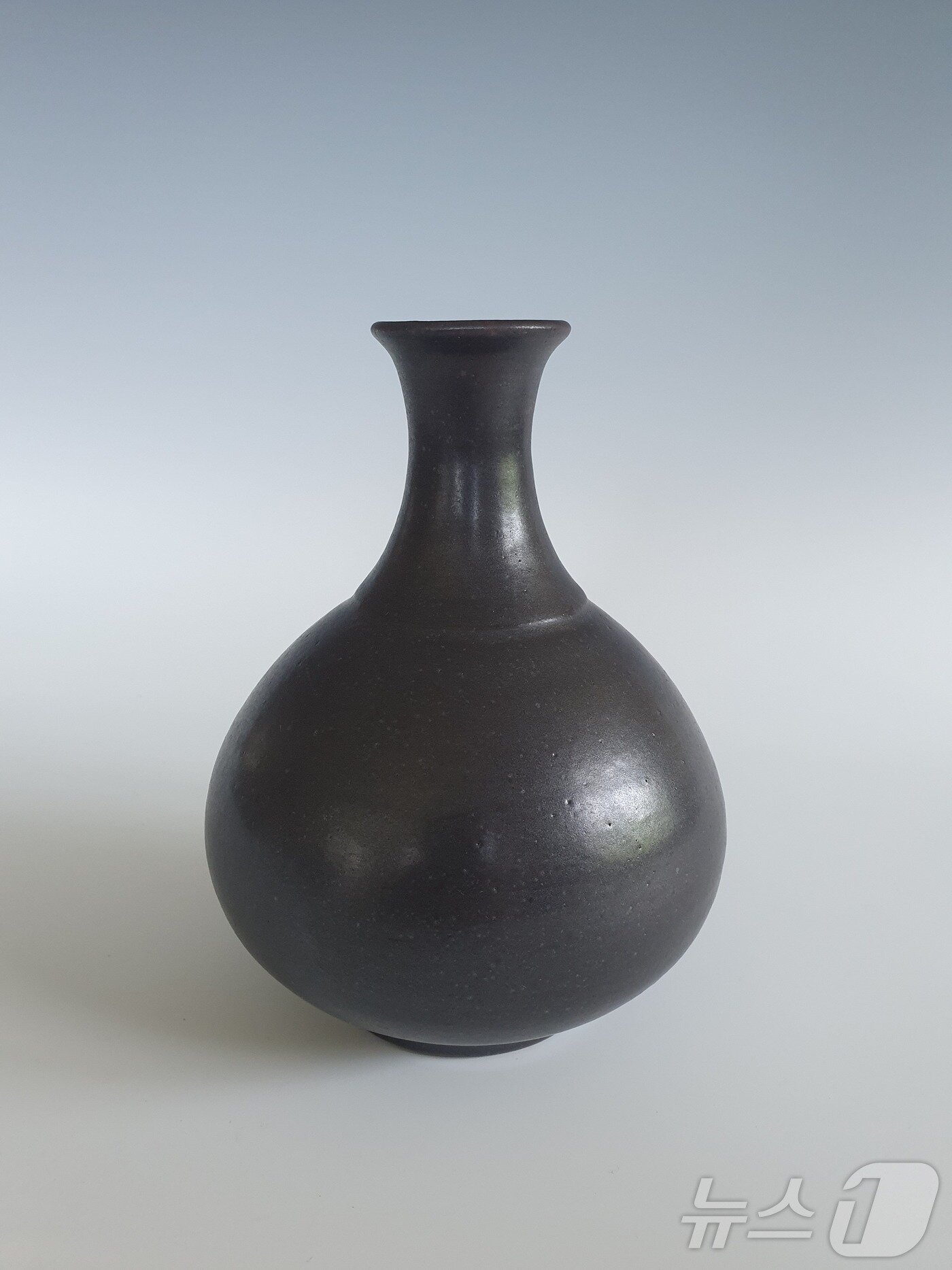 본문 이미지 - 강원도 무형유산 전통자기도공(흑자장)으로 지정된 김병욱 선생이 생산한 전통자기.(동해시 제공) 2024.5.30/뉴스1