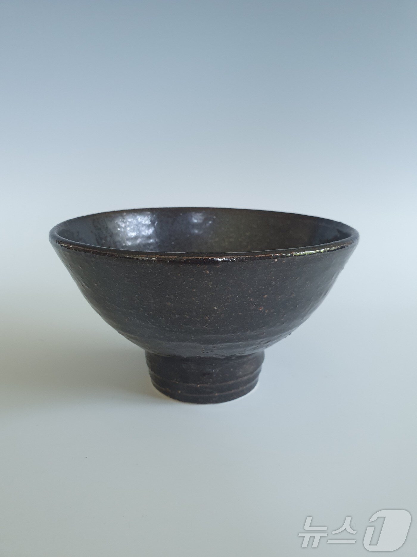 본문 이미지 - 강원도 무형유산 전통자기도공(흑자장)으로 지정된 김병욱 선생이 생산한 전통자기.(동해시 제공) 2024.5.30/뉴스1