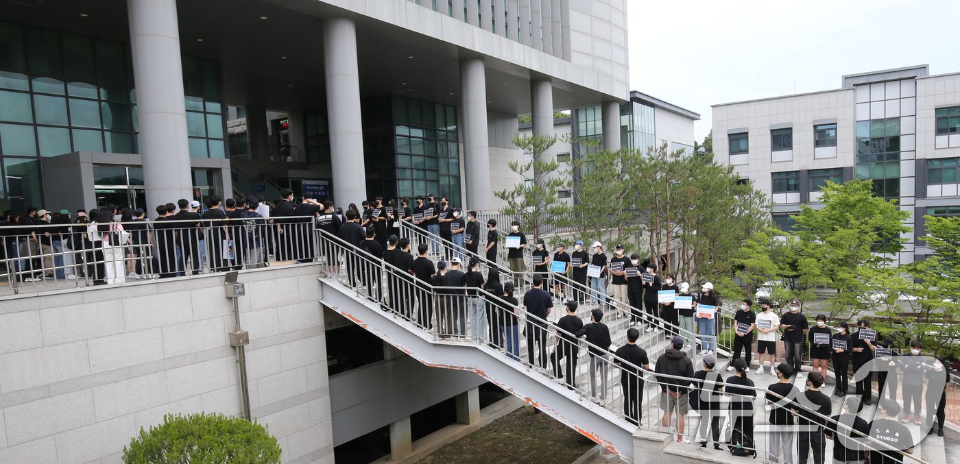 충남대학교 의과대학 교수, 학생, 충남대학교병원 전공의들이 30일 충남대학교 대학본부 앞에서 의대증원 반대 시위를 하고 있다. 2024.5.30/뉴스1 ⓒ News1 김기태 기자