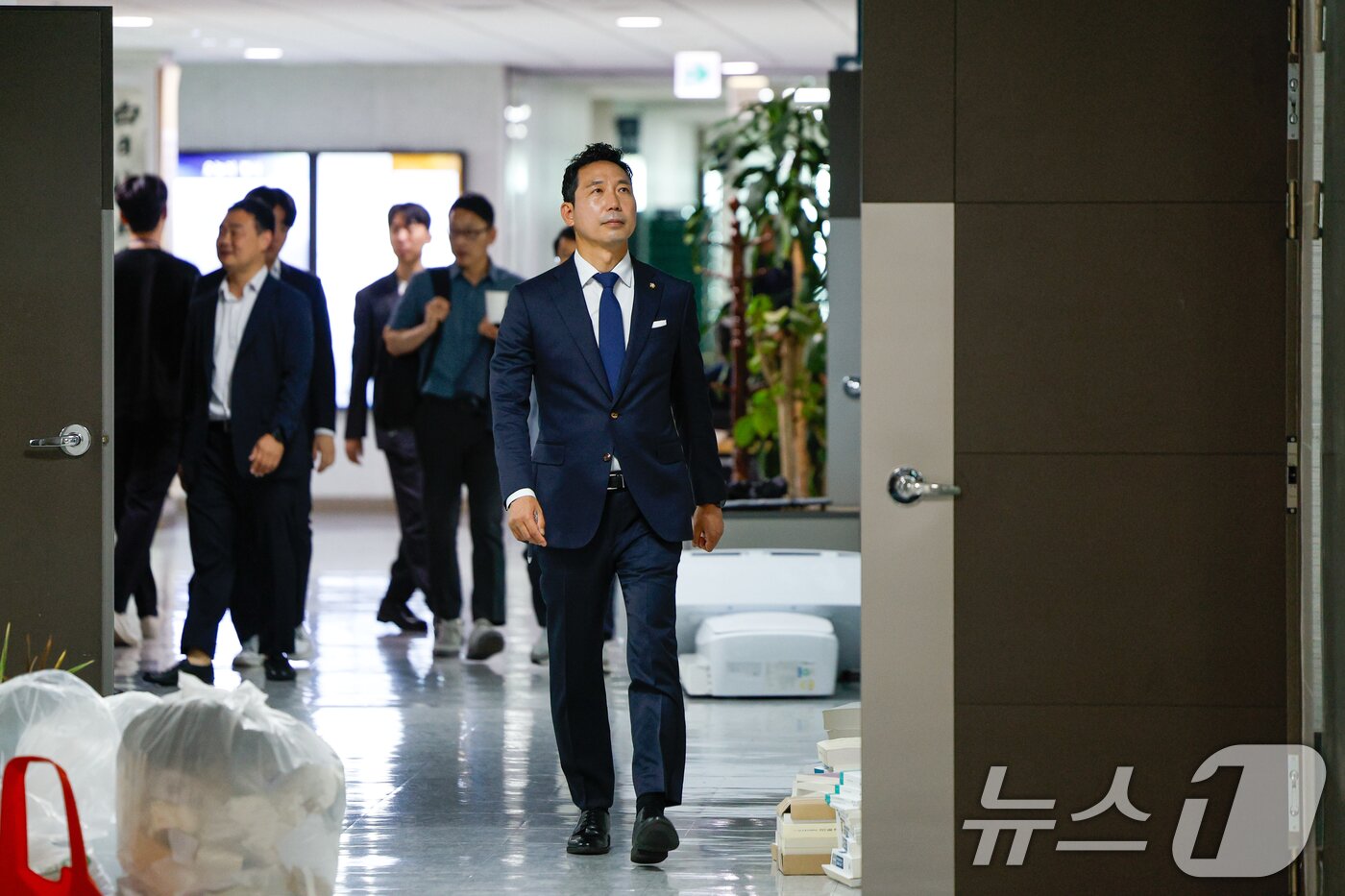 본문 이미지 - 이정헌 더불어민주당 의원이 제22대 국회 개원 첫날인 30일 오후 서울 여의도 국회의원회관에서 의원실로 향하고 있다. 2024.5.30/뉴스1 ⓒ News1 안은나 기자