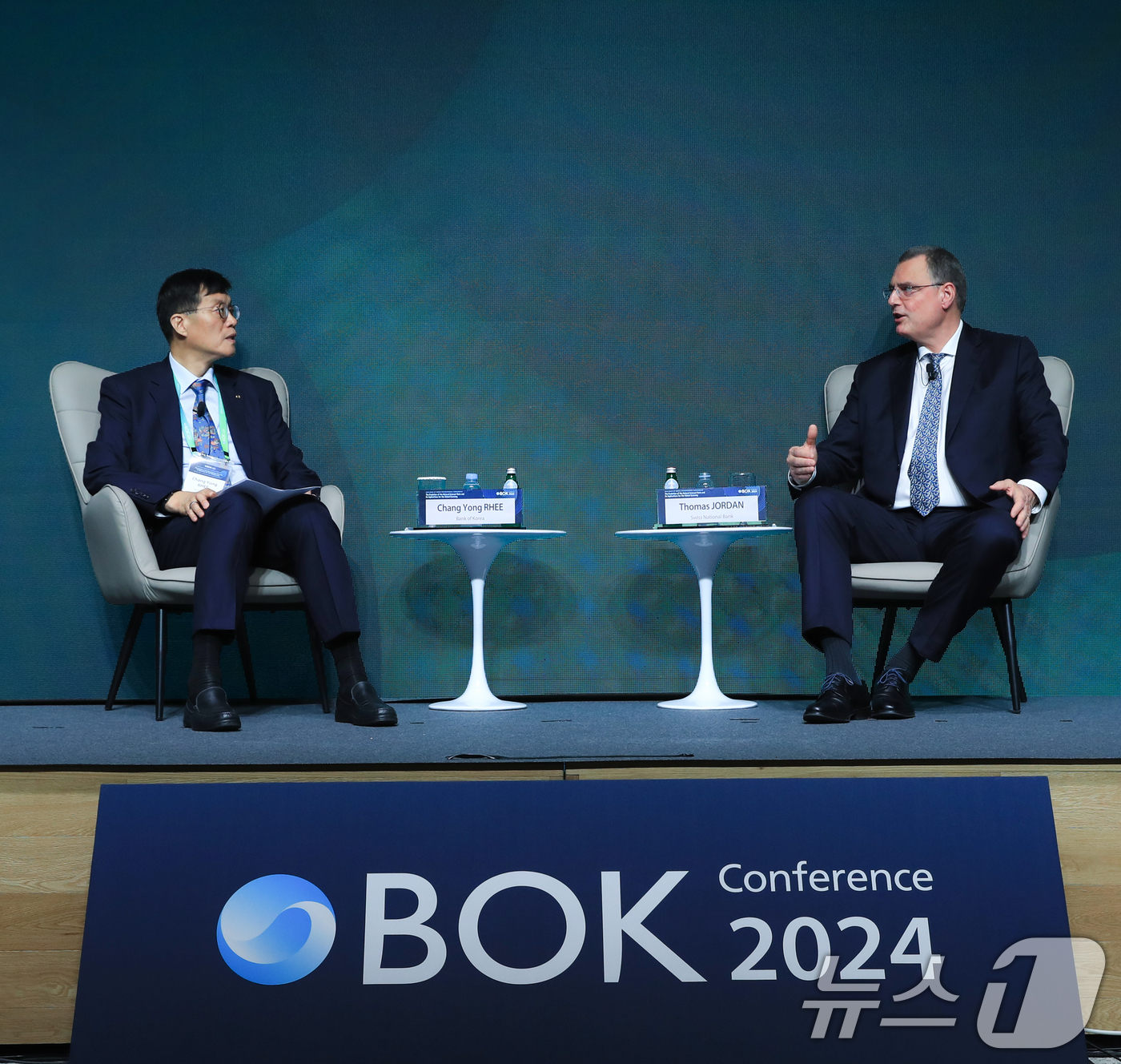 (서울=뉴스1) = 이창용 한국은행 총재와 토마스 요르단 스위스 중앙은행(SNB) 총재가 31일 오전 서울 중구 한국은행에서 열린 '2024년 BOK 국제컨퍼런스'에서 정책 대담을 …
