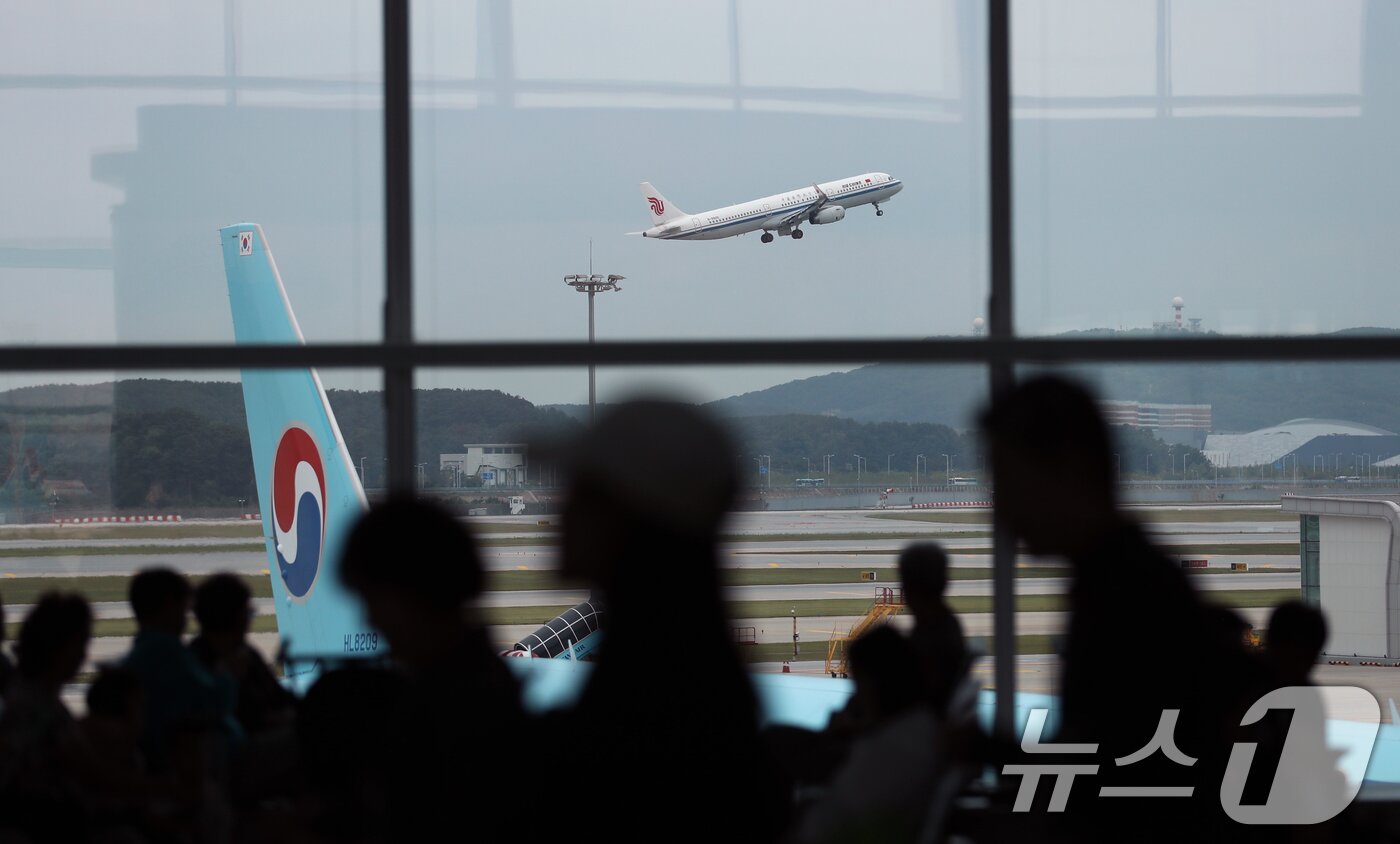 본문 이미지 - 지난달 30일 인천국제공항에서 비행기가 이륙하고 있다. 2024.5.30/뉴스1 ⓒ News1 이승배 기자