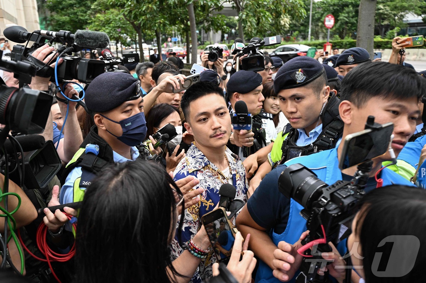 (홍콩 AFP=뉴스1) 정지윤 기자 = 30일(현지시간)  국가보안법 위반 혐의를 받은 이순 전 구의원이 홍콩 서구룡치안법원에서 떠나고 있다. 2024.05.30ⓒ AFP=뉴스1