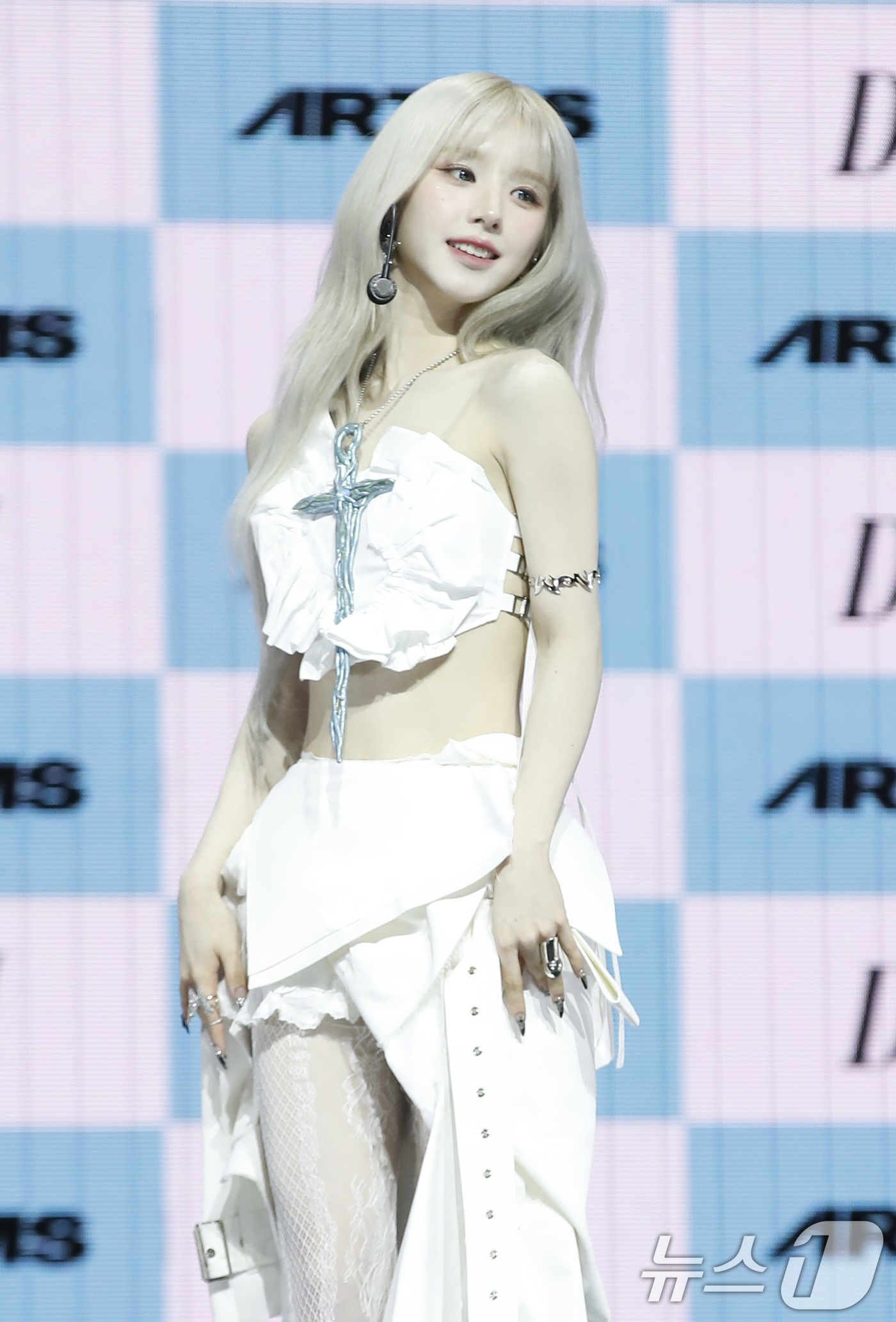 (서울=뉴스1) 권현진 기자 = 그룹 아르테미스(ARTMS) 희진이 30일 오후 서울 용산구 한남동 블루스퀘어에서 가진 첫 번째 정규앨범 'Dall' 발매 기념 쇼케이스에서 포즈를 …