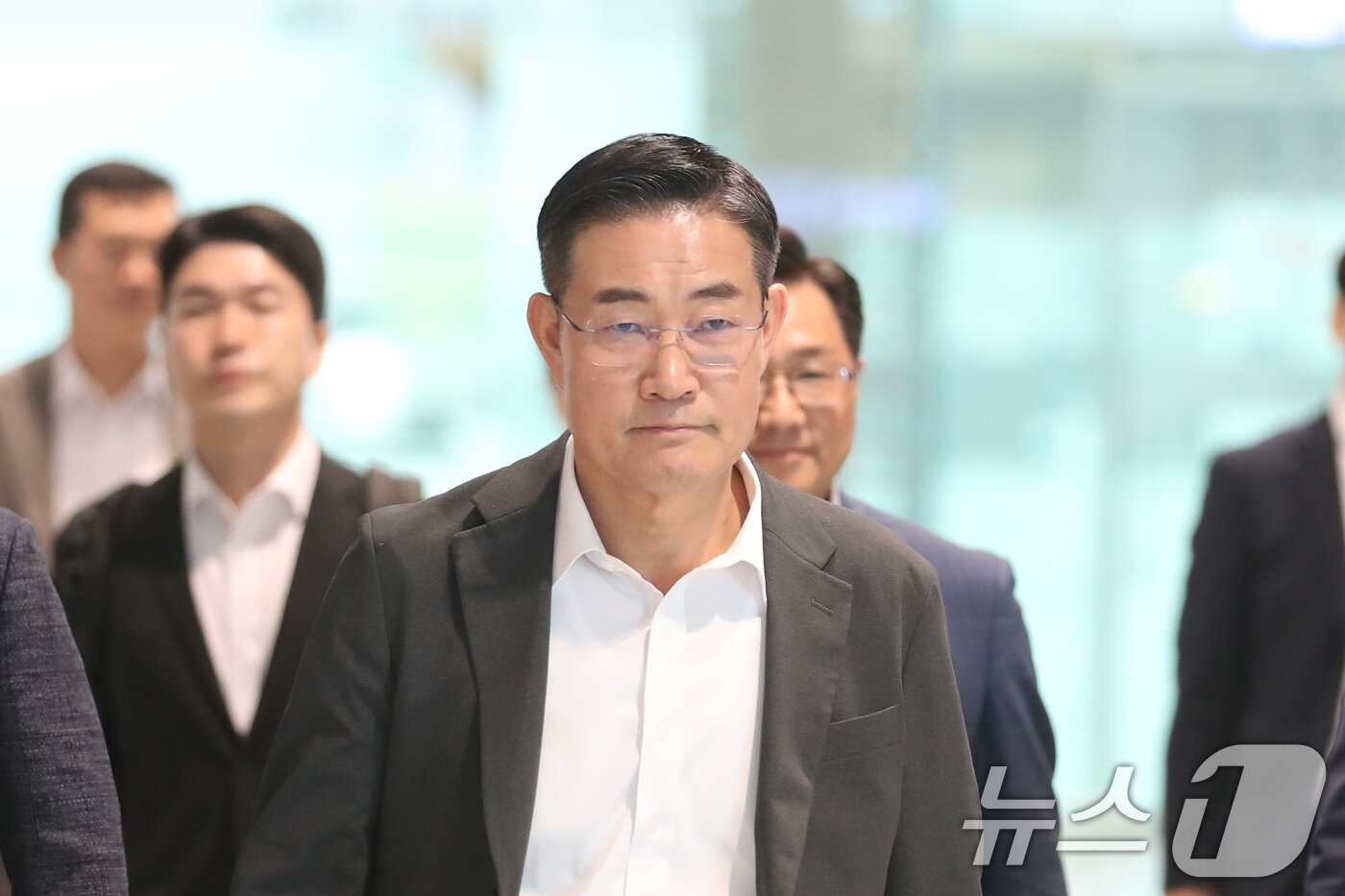 본문 이미지 - 신원식 국방부 장관이 지닌달 30일 싱가포르에서 열리는 아시아안보회의(샹그릴라 대화) 참석을 위해 인천국제공항을 통해 출국하고 있는 모습.2024.5.30/뉴스1 ⓒ News1 이승배 기자