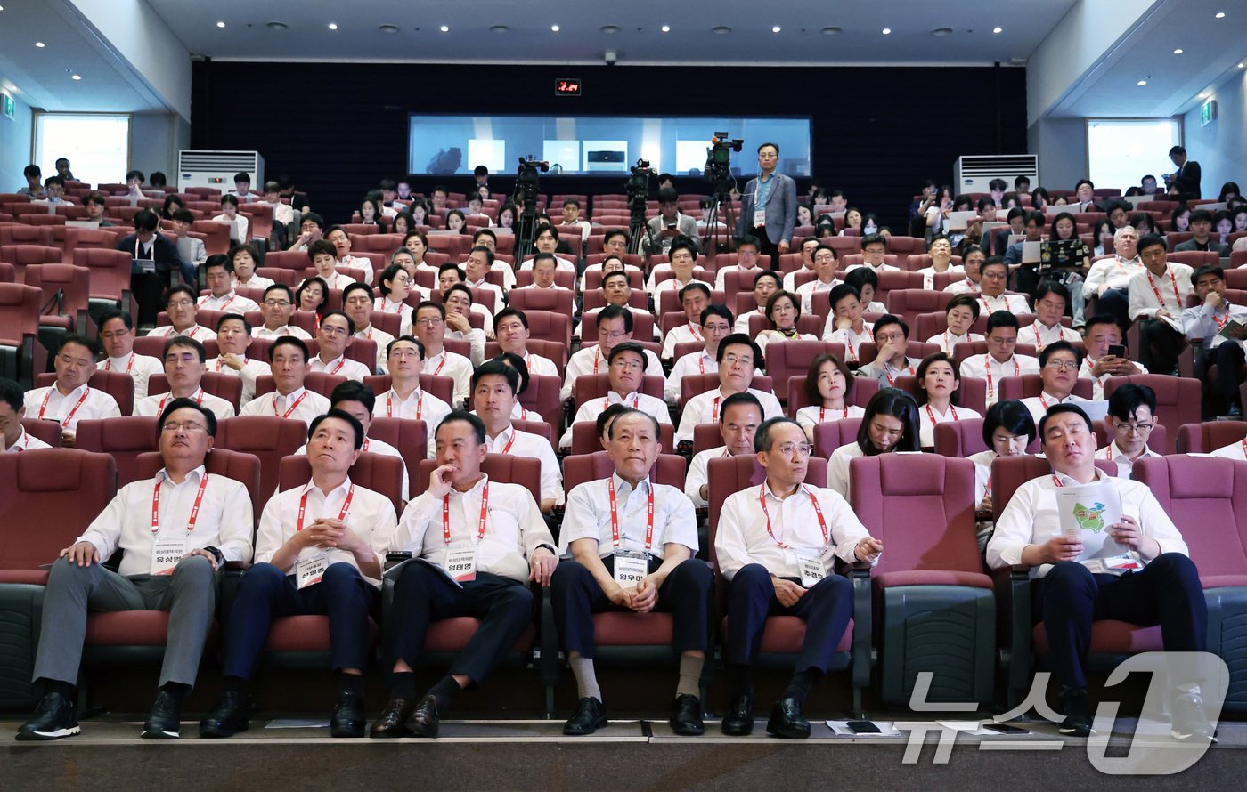 국민의힘 황우여 비상대책위원장과 추경호 원내대표를 비롯한 지도부와 당선인들이 30일 오후 충남 천안 재능교육연수원에서 열린 국민의힘 제22대 국회의원 워크숍에서 원내보고를 받고 있다. 2024.5.30/뉴스1 ⓒ News1 구윤성 기자