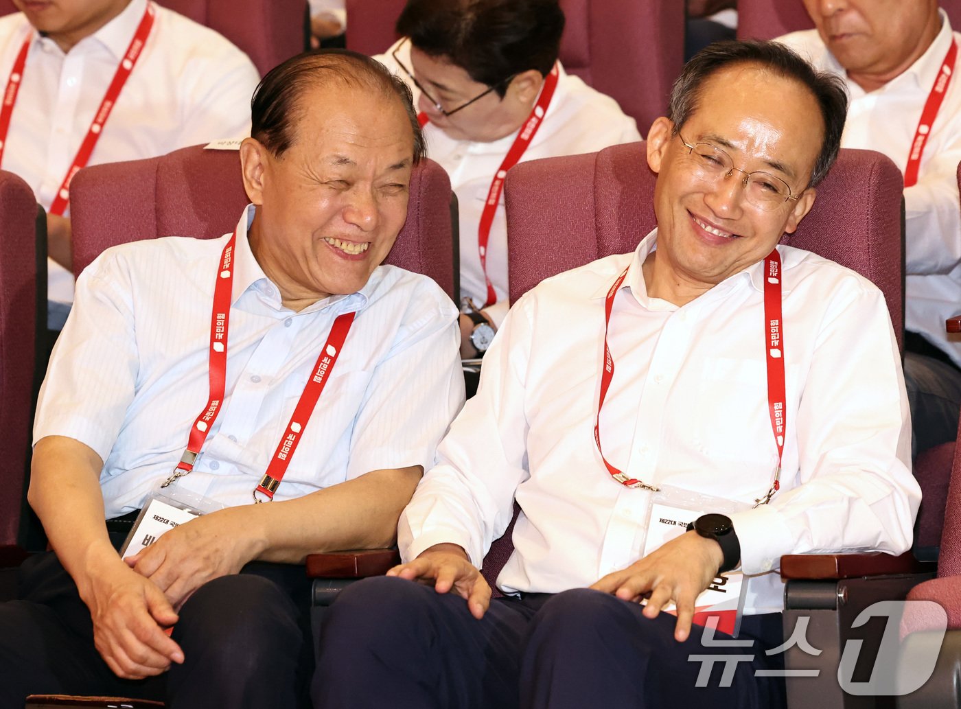 본문 이미지 - 국민의힘 황우여 비상대책위원장과 추경호 원내대표가 30일 오후 충남 천안 재능교육연수원에서 열린 국민의힘 제22대 국회의원 워크숍에서 웃으며 대화하고 있다. 2024.5.30/뉴스1 ⓒ News1 구윤성 기자