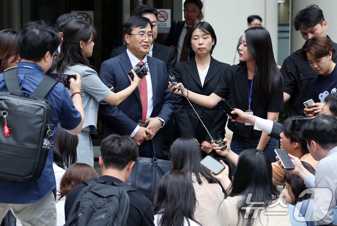 본문 이미지 - 노소영 아트센터 나비 관장의 법률 대리인 김기정 변호사가 30일 오후 서울 서초구 고등법원 앞에서 최태원 SK그룹 회장과 노 관장의 이혼소송 관련 2심 선고 공판을 마친 뒤 입장을 밝히고 있다. 2024.5.30/뉴스1 ⓒ News1 이동해 기자