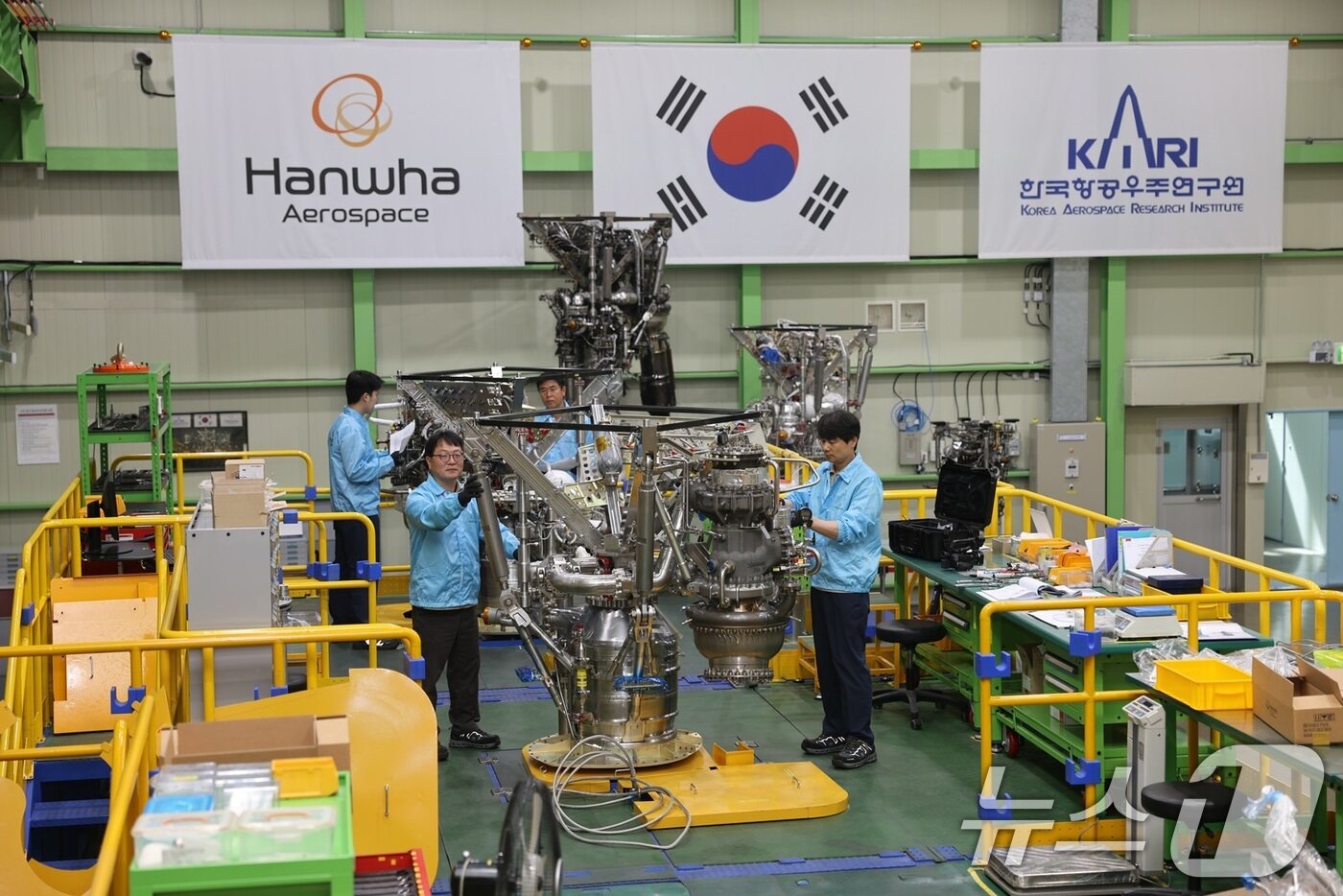 본문 이미지 - 누리호 고도화사업의 체계종합기업인 한화에어로스페이스의 엔지니어들이 지난 27일 창원1사업장에서 내년 하반기에 발사되는 누리호 4호기의 75톤급 엔진을 최종 점검하고 있다. .&#40;한화에어로스페이스 제공&#41; 2024.5.30/뉴스1