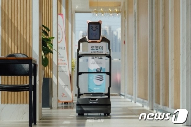 본문 이미지 - 우아한형제들 비로보틱스 서빙로봇 '딜리'(우아한형제들 제공)