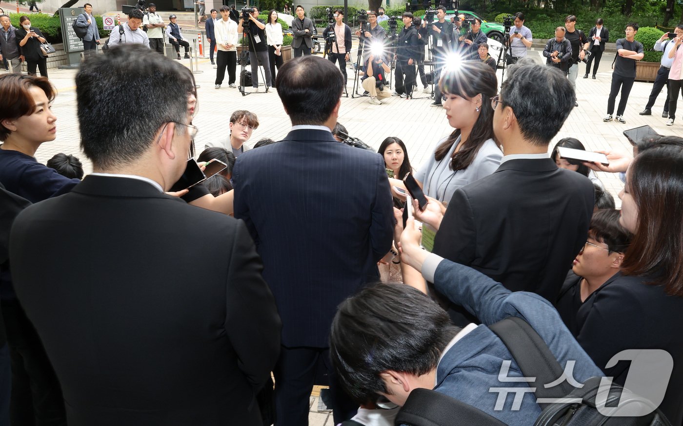 노소영 아트센터 나비 관장의 법률 대리인 김기정 변호사가 30일 오후 서울 서초구 고등법원 앞에서 최태원 SK그룹 회장과 노 관장의 이혼소송 관련 2심 선고 공판을 마친 뒤 입장을 밝히고 있다.2024.5.30/뉴스1 ⓒ News1 이동해 기자