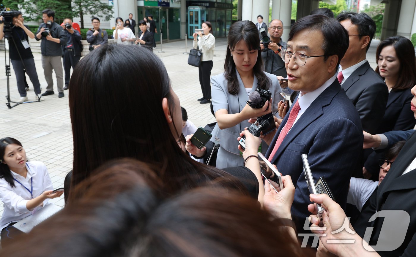 노소영 아트센터 나비 관장의 법률 대리인 김기정 변호사가 30일 오후 서울 서초구 고등법원 앞에서 최태원 SK그룹 회장과 노 관장의 이혼소송 관련 2심 선고 공판을 마친 뒤 입장을 밝히고 있다.. 2024.5.30/뉴스1 ⓒ News1 이동해 기자