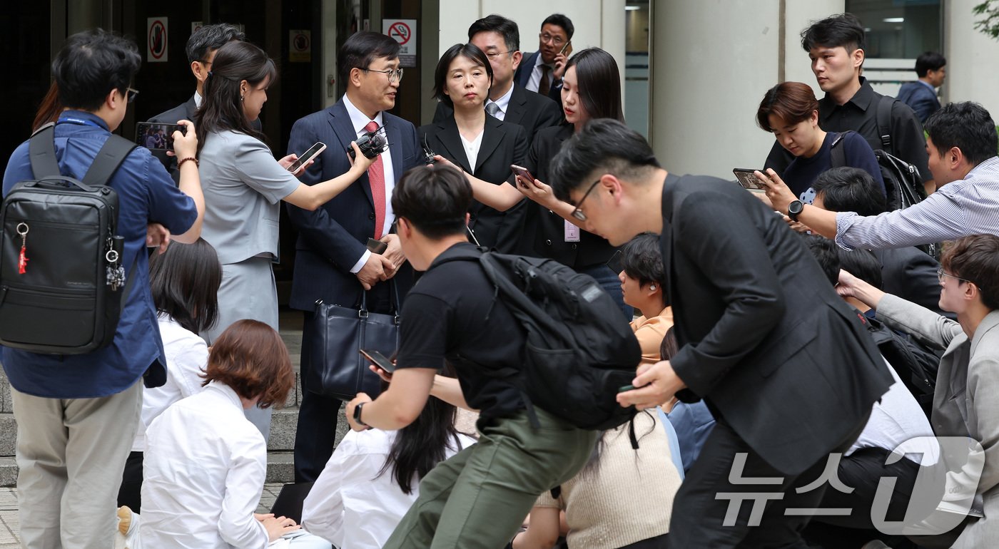 노소영 아트센터 나비 관장의 법률 대리인 김기정 변호사가 30일 오후 서울 서초구 고등법원 앞에서 최태원 SK그룹 회장과 노 관장의 이혼소송 관련 2심 선고 공판을 마친 뒤 입장을 밝히고 있다.. 2024.5.30/뉴스1 ⓒ News1 이동해 기자