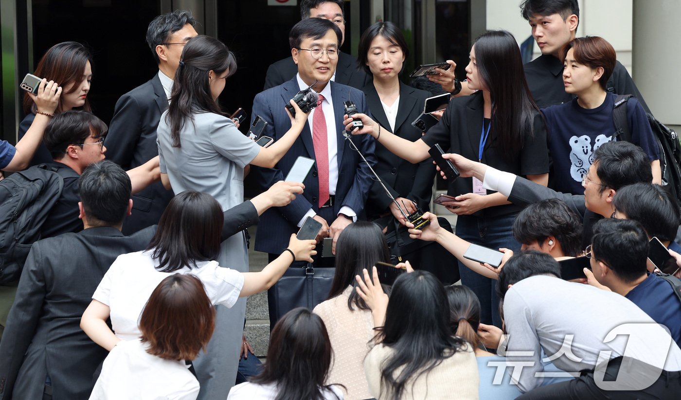 노소영 아트센터 나비 관장의 법률 대리인 김기정 변호사가 30일 오후 서울 서초구 고등법원 앞에서 최태원 SK그룹 회장과 노 관장의 이혼소송 관련 2심 선고 공판을 마친 뒤 입장을 밝히고 있다. 서울고법 가사2부&#40;김시철 김옥곤 이동현 부장판사&#41;는 이날 최 회장과 노 관장의 이혼 소송에서 “원고&#40;최 회장&#41;가 피고&#40;노 관장&#41;에게 위자료 20억원, 재산분할로 1조3천808억원을 지급하라”고 판결했다. 2024.5.30/뉴스1 ⓒ News1 이동해 기자