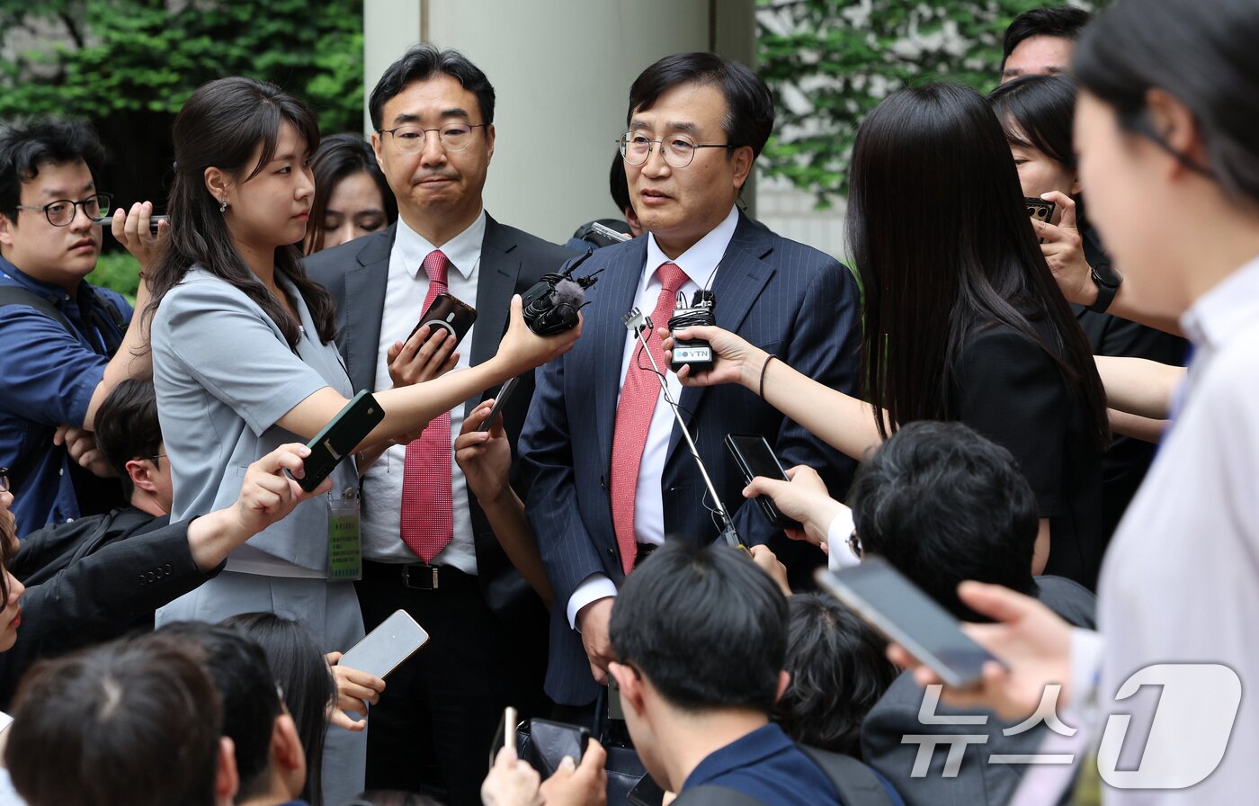 본문 이미지 - 노소영 아트센터 나비 관장의 법률 대리인 김기정 변호사가 30일 오후 서울 서초구 고등법원 앞에서 최태원 SK그룹 회장과 노 관장의 이혼소송 관련 2심 선고 공판을 마친 뒤 입장을 밝히고 있다. 2024.5.30/뉴스1 ⓒ News1 이동해 기자