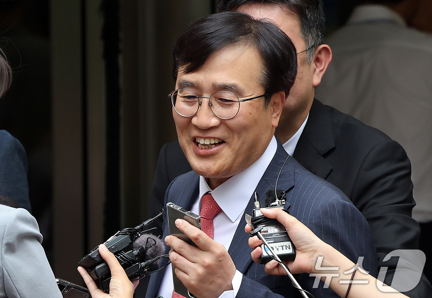 (서울=뉴스1) 이동해 기자 = 노소영 아트센터 나비 관장의 법률 대리인 김기정 변호사가 30일 오후 서울 서초구 고등법원 앞에서 최태원 SK그룹 회장과 노 관장의 이혼소송 관련 …