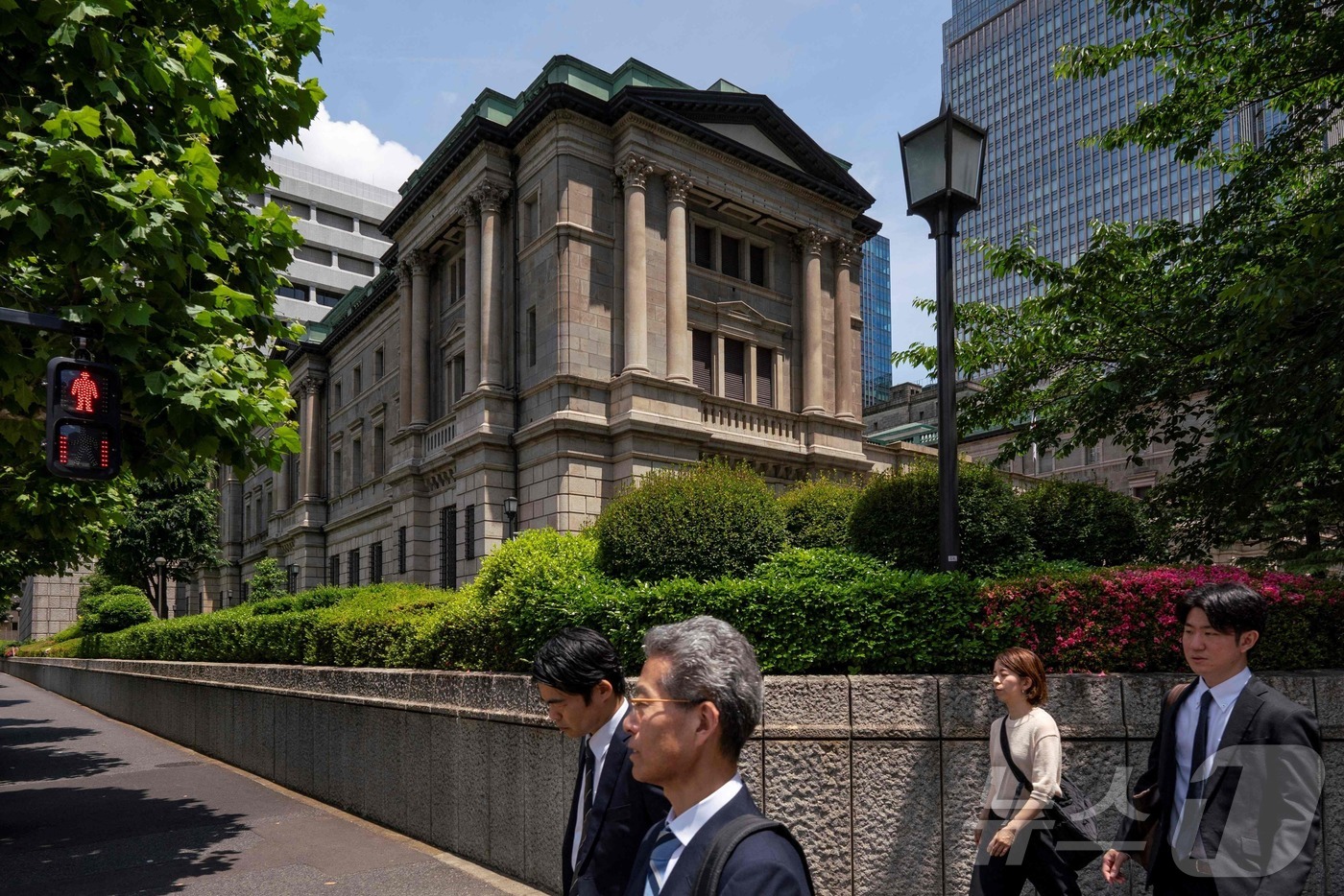 (AFP=뉴스1) 정윤영 기자 = 30일(현지시간) 일본 도쿄의 일본은행(BoJ) 본사 앞에서 시민들이 길을 걷고 있다. 2024.05.30.ⓒ AFP=뉴스1