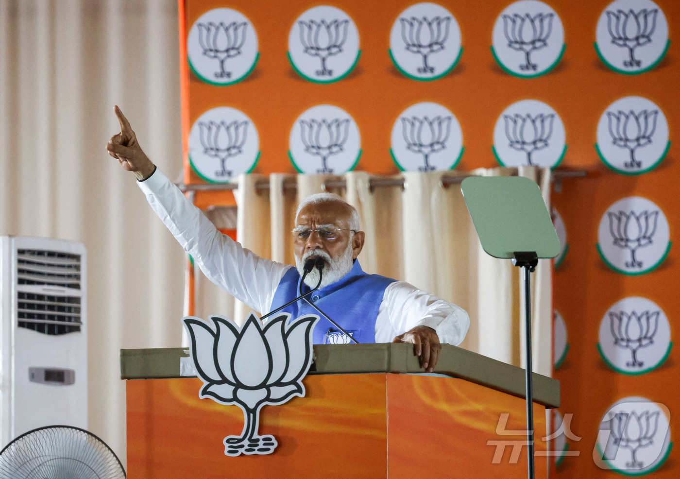 (로이터=뉴스1) 정윤영 기자 = 나렌드라 모디 인도 총리가 22일(현지시간) 인도 뉴델리에서 열린 선거운동 집회에서 지지자들에게 연설하면서 손짓을 하고 있다. 2024.05.22 …