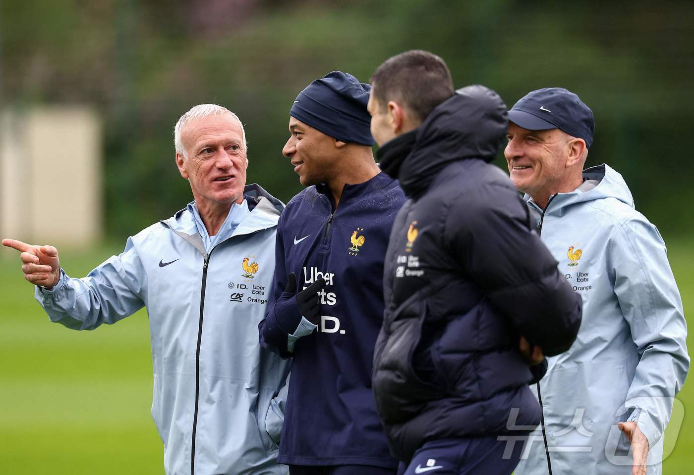 본문 이미지 - 디디에 데샹(왼쪽) 프랑스 대표팀 감독과 이야기 하는 음바페(가운데). ⓒ AFP=뉴스1