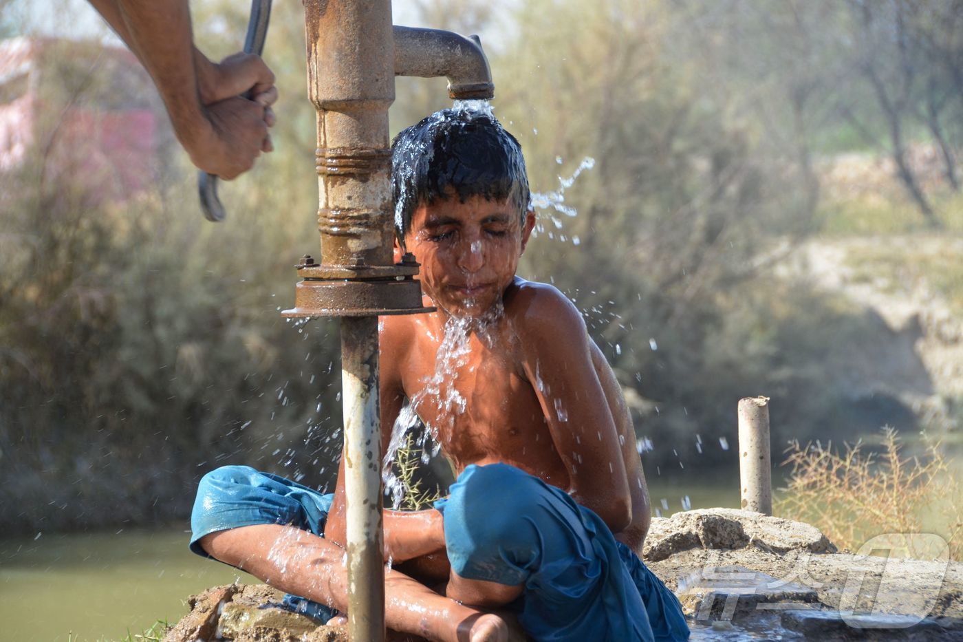 (자파라바드 AFP=뉴스1) 최종일 기자 = 한낮 최고 기온이 50도에 육박하는 파키스탄 서쪽 발루치스탄주(州) 자파라바드에서 30일(현지시간) 한 소년이 목욕을 하고 있다. 20 …